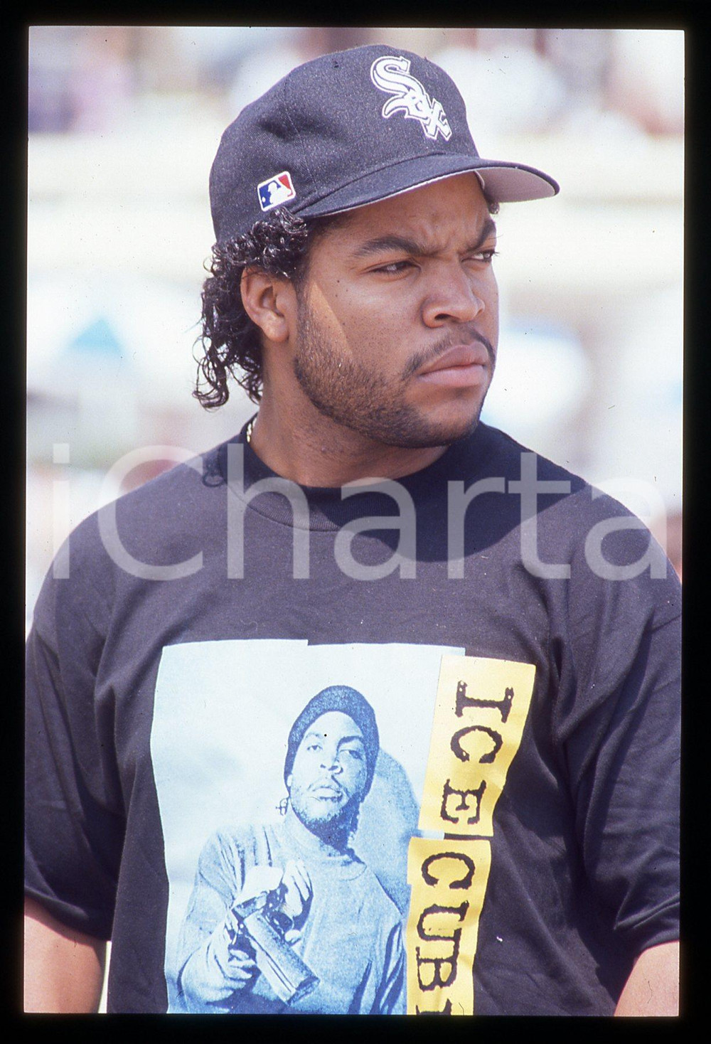 35mm vintage slide* 1991 CANNES O'Shea JACKSON "ICE CUBE" Ritratto (5) La diapositiva &egrave; stata scattata in occasione del Festival del CinemaDiapositiva d'epoca, in formato 35 mm. CONDIZIONI: GOODE' severamente vietata la riproduzione. Tutti i diritti sono riservati. ICharta mette in vendita, sul negozio eBay e in esclusiva sul sito "icharta" il proprio archivio composto da numerose diapositive e negativi fotografici d'epoca, tutti originali e autentici, che attraversano la storia del costume italiano tra gli la fine degli anni Sessanta e Novanta.Si tratta di uno sguardo inedito sull'attualit&agrave;, la politica, la vita quotidiana, il gossip e la cultura, che fotografa il cambiamento della nazione in quest'ultimo scorcio del XX secolo. Un'occasione unica per il mercato del collezionismo, che vede finalmente disponibile un archivio eccezionale per vastit&agrave;, tematiche e condizioni, in un settore (il negativo fotografico e la diapositiva) di assoluta novit&agrave; e dalle interessanti prospettive di investimento.  originale e autentica 1