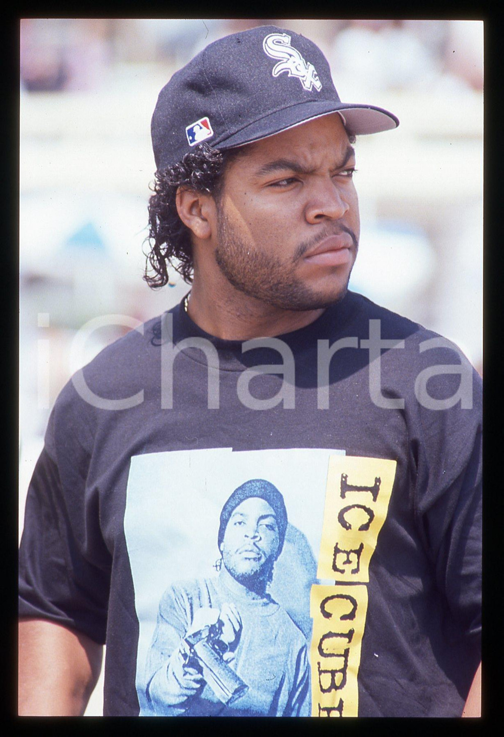 35mm vintage slide* 1991 CANNES O'Shea JACKSON "ICE CUBE" Ritratto (6) La diapositiva &egrave; stata scattata in occasione del Festival del CinemaDiapositiva d'epoca, in formato 35 mm. CONDIZIONI: GOODE' severamente vietata la riproduzione. Tutti i diritti sono riservati. ICharta mette in vendita, sul negozio eBay e in esclusiva sul sito "icharta" il proprio archivio composto da numerose diapositive e negativi fotografici d'epoca, tutti originali e autentici, che attraversano la storia del costume italiano tra gli la fine degli anni Sessanta e Novanta.Si tratta di uno sguardo inedito sull'attualit&agrave;, la politica, la vita quotidiana, il gossip e la cultura, che fotografa il cambiamento della nazione in quest'ultimo scorcio del XX secolo. Un'occasione unica per il mercato del collezionismo, che vede finalmente disponibile un archivio eccezionale per vastit&agrave;, tematiche e condizioni, in un settore (il negativo fotografico e la diapositiva) di assoluta novit&agrave; e dalle interessanti prospettive di investimento.  originale e autentica 1