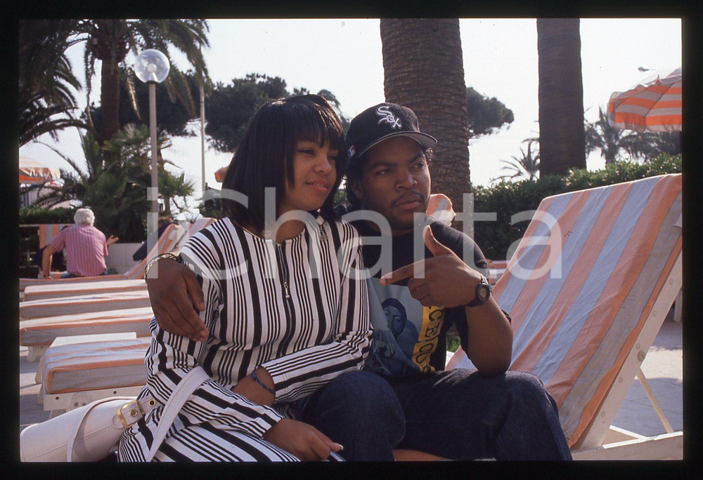 35mm vintage slide* 1991 CANNES O'Shea JACKSON "ICE CUBE"  Kimberly WOODRUFF 1 La diapositiva &egrave; stata scattata in occasione del Festival del CinemaDiapositiva d'epoca, in formato 35 mm. CONDIZIONI: GOODE' severamente vietata la riproduzione. Tutti i diritti sono riservati. ICharta mette in vendita, sul negozio eBay e in esclusiva sul sito "icharta" il proprio archivio composto da numerose diapositive e negativi fotografici d'epoca, tutti originali e autentici, che attraversano la storia del costume italiano tra gli la fine degli anni Sessanta e Novanta.Si tratta di uno sguardo inedito sull'attualit&agrave;, la politica, la vita quotidiana, il gossip e la cultura, che fotografa il cambiamento della nazione in quest'ultimo scorcio del XX secolo. Un'occasione unica per il mercato del collezionismo, che vede finalmente disponibile un archivio eccezionale per vastit&agrave;, tematiche e condizioni, in un settore (il negativo fotografico e la diapositiva) di assoluta novit&agrave; e dalle interessanti prospettive di investimento.  originale e autentica 1