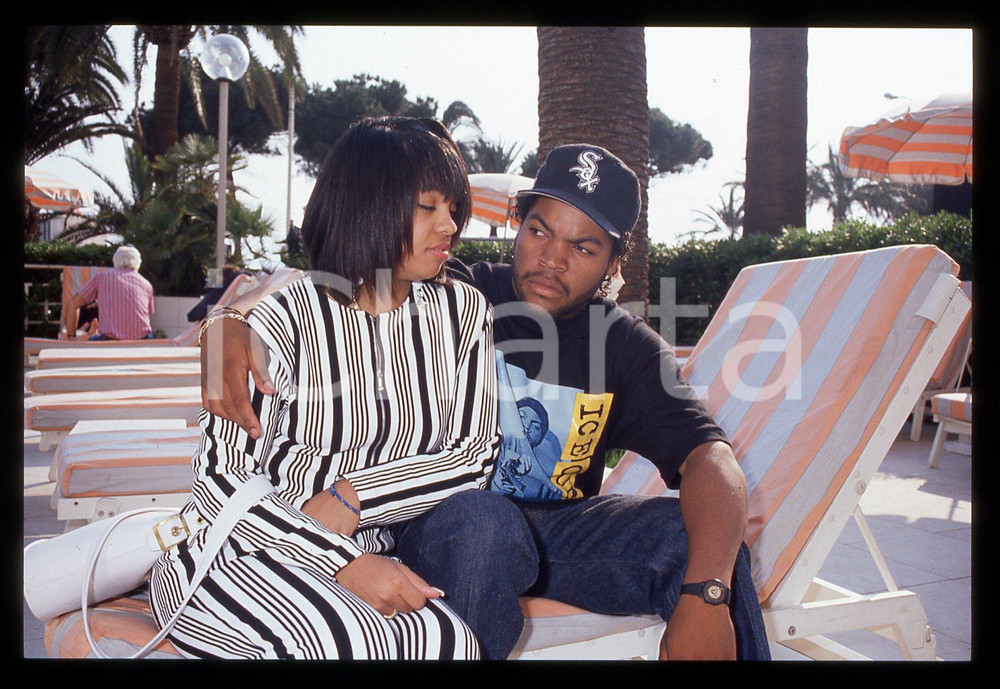 35mm vintage slide* 1991 CANNES O'Shea JACKSON "ICE CUBE"  Kimberly WOODRUFF 3 La diapositiva &egrave; stata scattata in occasione del Festival del CinemaDiapositiva d'epoca, in formato 35 mm. CONDIZIONI: GOODE' severamente vietata la riproduzione. Tutti i diritti sono riservati. ICharta mette in vendita, sul negozio eBay e in esclusiva sul sito "icharta" il proprio archivio composto da numerose diapositive e negativi fotografici d'epoca, tutti originali e autentici, che attraversano la storia del costume italiano tra gli la fine degli anni Sessanta e Novanta.Si tratta di uno sguardo inedito sull'attualit&agrave;, la politica, la vita quotidiana, il gossip e la cultura, che fotografa il cambiamento della nazione in quest'ultimo scorcio del XX secolo. Un'occasione unica per il mercato del collezionismo, che vede finalmente disponibile un archivio eccezionale per vastit&agrave;, tematiche e condizioni, in un settore (il negativo fotografico e la diapositiva) di assoluta novit&agrave; e dalle interessanti prospettive di investimento.  originale e autentica 1