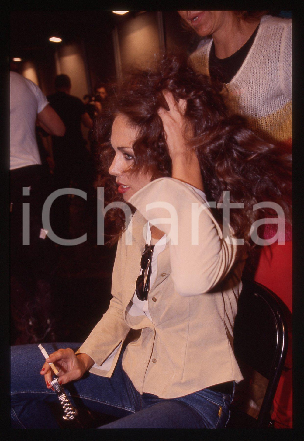 35mm vintage slide* 2000ca ITALIA MODA Vanessa KELLY in camerino Ritratto (1) Diapositiva d'epoca, in formato 35 mm. CONDIZIONI: GOODE' severamente vietata la riproduzione. Tutti i diritti sono riservati. ICharta mette in vendita, sul negozio eBay e in esclusiva sul sito "icharta" il proprio archivio composto da numerose diapositive e negativi fotografici d'epoca, tutti originali e autentici, che attraversano la storia del costume italiano tra gli la fine degli anni Sessanta e Novanta.Si tratta di uno sguardo inedito sull'attualit&agrave;, la politica, la vita quotidiana, il gossip e la cultura, che fotografa il cambiamento della nazione in quest'ultimo scorcio del XX secolo. Un'occasione unica per il mercato del collezionismo, che vede finalmente disponibile un archivio eccezionale per vastit&agrave;, tematiche e condizioni, in un settore (il negativo fotografico e la diapositiva) di assoluta novit&agrave; e dalle interessanti prospettive di investimento.  originale e autentica 1