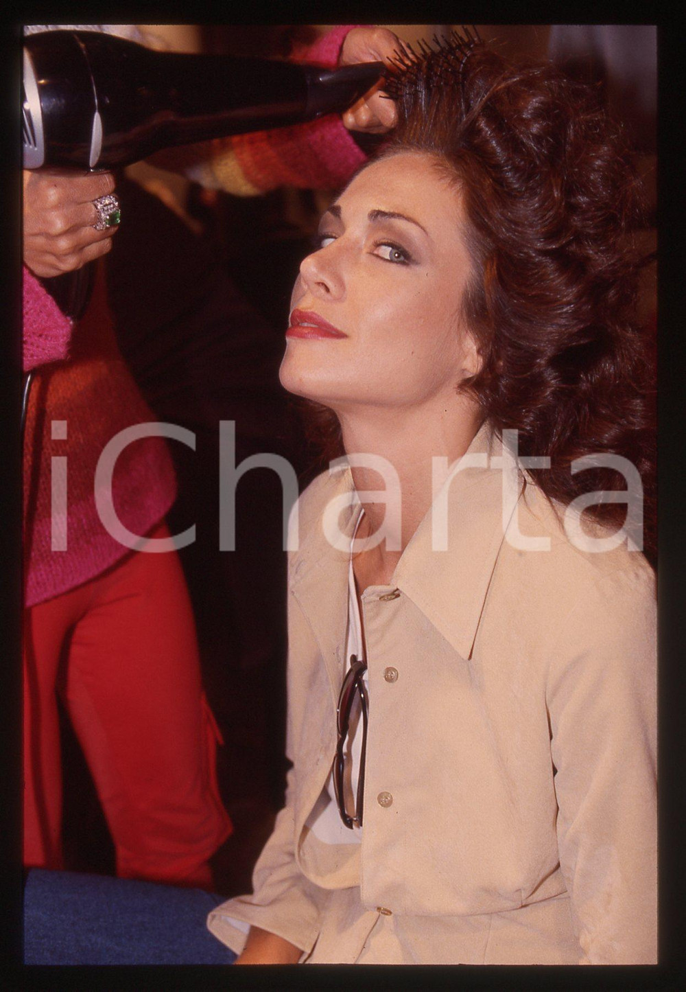 35mm vintage slide* 2000ca ITALIA MODA Vanessa KELLY in camerino Ritratto (4) Diapositiva d'epoca, in formato 35 mm. CONDIZIONI: GOODE' severamente vietata la riproduzione. Tutti i diritti sono riservati. ICharta mette in vendita, sul negozio eBay e in esclusiva sul sito "icharta" il proprio archivio composto da numerose diapositive e negativi fotografici d'epoca, tutti originali e autentici, che attraversano la storia del costume italiano tra gli la fine degli anni Sessanta e Novanta.Si tratta di uno sguardo inedito sull'attualit&agrave;, la politica, la vita quotidiana, il gossip e la cultura, che fotografa il cambiamento della nazione in quest'ultimo scorcio del XX secolo. Un'occasione unica per il mercato del collezionismo, che vede finalmente disponibile un archivio eccezionale per vastit&agrave;, tematiche e condizioni, in un settore (il negativo fotografico e la diapositiva) di assoluta novit&agrave; e dalle interessanti prospettive di investimento.  originale e autentica 1