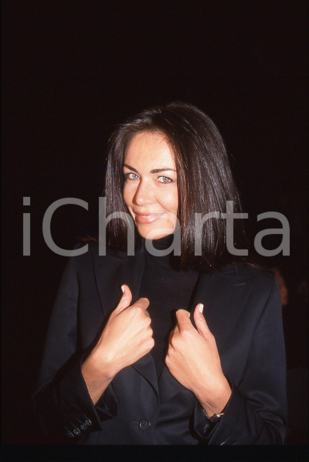 35mm vintage slide* 2000ca ITALIA MODA Vanessa KELLY Ritratto della modella 8 Diapositiva d'epoca, in formato 35 mm. CONDIZIONI: GOODE' severamente vietata la riproduzione. Tutti i diritti sono riservati. ICharta mette in vendita, sul negozio eBay e in esclusiva sul sito "icharta" il proprio archivio composto da numerose diapositive e negativi fotografici d'epoca, tutti originali e autentici, che attraversano la storia del costume italiano tra gli la fine degli anni Sessanta e Novanta.Si tratta di uno sguardo inedito sull'attualit&agrave;, la politica, la vita quotidiana, il gossip e la cultura, che fotografa il cambiamento della nazione in quest'ultimo scorcio del XX secolo. Un'occasione unica per il mercato del collezionismo, che vede finalmente disponibile un archivio eccezionale per vastit&agrave;, tematiche e condizioni, in un settore (il negativo fotografico e la diapositiva) di assoluta novit&agrave; e dalle interessanti prospettive di investimento.  originale e autentica 1