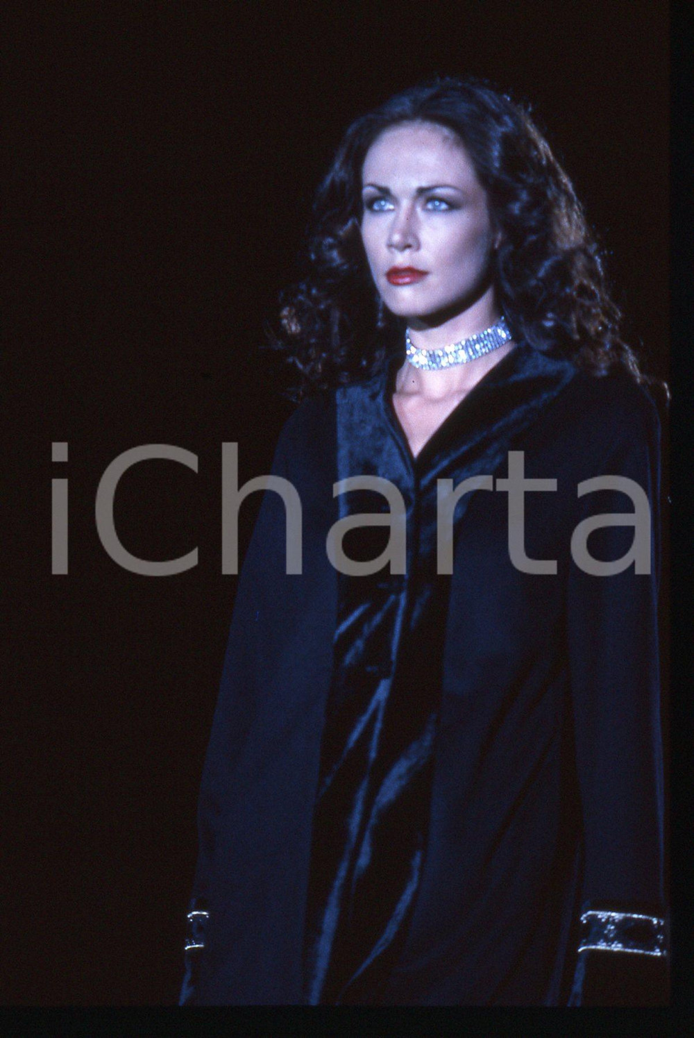 35mm vintage slide* 2000ca ITALIA MODA Vanessa KELLY Ritratto della modella 11 Diapositiva d'epoca, in formato 35 mm. CONDIZIONI: GOODE' severamente vietata la riproduzione. Tutti i diritti sono riservati. ICharta mette in vendita, sul negozio eBay e in esclusiva sul sito "icharta" il proprio archivio composto da numerose diapositive e negativi fotografici d'epoca, tutti originali e autentici, che attraversano la storia del costume italiano tra gli la fine degli anni Sessanta e Novanta.Si tratta di uno sguardo inedito sull'attualit&agrave;, la politica, la vita quotidiana, il gossip e la cultura, che fotografa il cambiamento della nazione in quest'ultimo scorcio del XX secolo. Un'occasione unica per il mercato del collezionismo, che vede finalmente disponibile un archivio eccezionale per vastit&agrave;, tematiche e condizioni, in un settore (il negativo fotografico e la diapositiva) di assoluta novit&agrave; e dalle interessanti prospettive di investimento.  originale e autentica 1