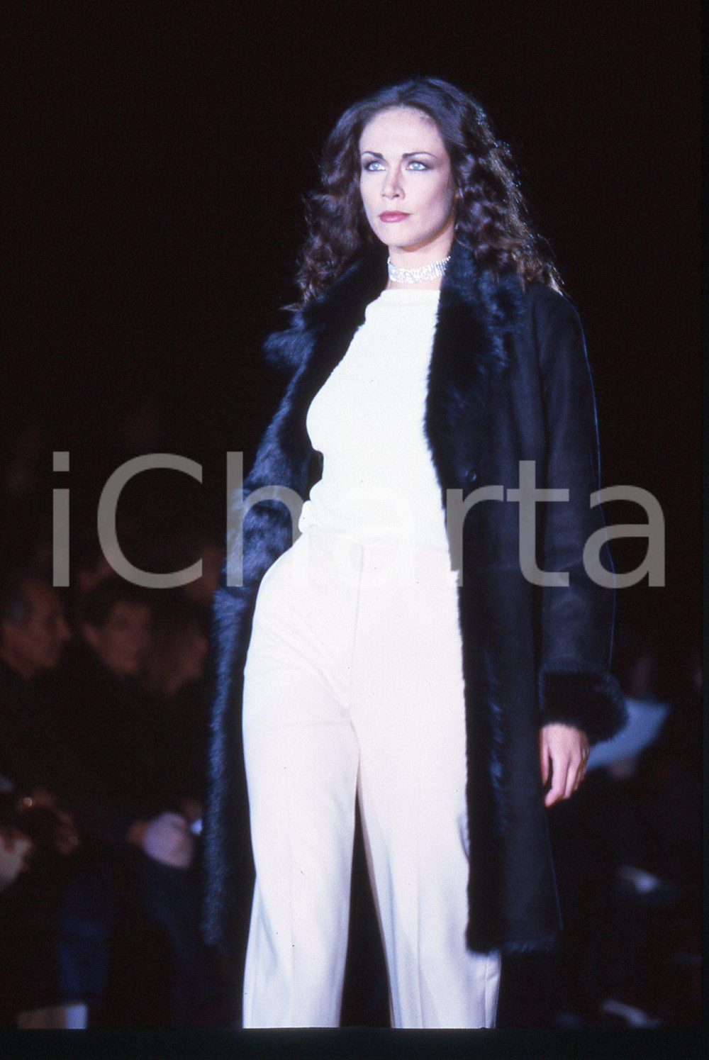 35mm vintage slide* 2000ca ITALIA MODA Vanessa KELLY in passerella (2) Diapositiva d'epoca, in formato 35 mm. CONDIZIONI: GOODE' severamente vietata la riproduzione. Tutti i diritti sono riservati. ICharta mette in vendita, sul negozio eBay e in esclusiva sul sito "icharta" il proprio archivio composto da numerose diapositive e negativi fotografici d'epoca, tutti originali e autentici, che attraversano la storia del costume italiano tra gli la fine degli anni Sessanta e Novanta.Si tratta di uno sguardo inedito sull'attualit&agrave;, la politica, la vita quotidiana, il gossip e la cultura, che fotografa il cambiamento della nazione in quest'ultimo scorcio del XX secolo. Un'occasione unica per il mercato del collezionismo, che vede finalmente disponibile un archivio eccezionale per vastit&agrave;, tematiche e condizioni, in un settore (il negativo fotografico e la diapositiva) di assoluta novit&agrave; e dalle interessanti prospettive di investimento.  originale e autentica 1