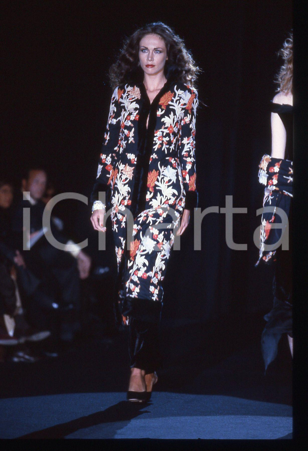 35mm vintage slide* 2000ca ITALIA MODA Vanessa KELLY in passerella (3) Diapositiva d'epoca, in formato 35 mm. CONDIZIONI: GOODE' severamente vietata la riproduzione. Tutti i diritti sono riservati. ICharta mette in vendita, sul negozio eBay e in esclusiva sul sito "icharta" il proprio archivio composto da numerose diapositive e negativi fotografici d'epoca, tutti originali e autentici, che attraversano la storia del costume italiano tra gli la fine degli anni Sessanta e Novanta.Si tratta di uno sguardo inedito sull'attualit&agrave;, la politica, la vita quotidiana, il gossip e la cultura, che fotografa il cambiamento della nazione in quest'ultimo scorcio del XX secolo. Un'occasione unica per il mercato del collezionismo, che vede finalmente disponibile un archivio eccezionale per vastit&agrave;, tematiche e condizioni, in un settore (il negativo fotografico e la diapositiva) di assoluta novit&agrave; e dalle interessanti prospettive di investimento.  originale e autentica 1