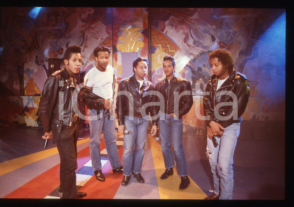 35mm vintage slide* 1990ca MUSICA Andrew BANFIELD  Aaron BROWN THE PASADENAS 1 Nella diapositiva compaiono anche Michael "Mike" Milliner, David Milliner e Hamish SeelochanDiapositiva d'epoca, in formato 35 mm. CONDIZIONI: GOODE' severamente vietata la riproduzione. Tutti i diritti sono riservati. ICharta mette in vendita, sul negozio eBay e in esclusiva sul sito "icharta" il proprio archivio composto da numerose diapositive e negativi fotografici d'epoca, tutti originali e autentici, che attraversano la storia del costume italiano tra gli la fine degli anni Sessanta e Novanta.Si tratta di uno sguardo inedito sull'attualit&agrave;, la politica, la vita quotidiana, il gossip e la cultura, che fotografa il cambiamento della nazione in quest'ultimo scorcio del XX secolo. Un'occasione unica per il mercato del collezionismo, che vede finalmente disponibile un archivio eccezionale per vastit&agrave;, tematiche e condizioni, in un settore (il negativo fotografico e la diapositiva) di assoluta novit&agrave; e dalle interessanti prospettive di investimento.  originale e autentica 1