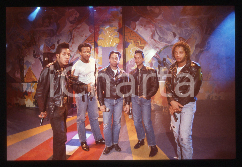 35mm vintage slide* 1990ca MUSICA Andrew BANFIELD  Aaron BROWN THE PASADENAS 2 Nella diapositiva compaiono anche Michael "Mike" Milliner, David Milliner e Hamish SeelochanDiapositiva d'epoca, in formato 35 mm. CONDIZIONI: GOODE' severamente vietata la riproduzione. Tutti i diritti sono riservati. ICharta mette in vendita, sul negozio eBay e in esclusiva sul sito "icharta" il proprio archivio composto da numerose diapositive e negativi fotografici d'epoca, tutti originali e autentici, che attraversano la storia del costume italiano tra gli la fine degli anni Sessanta e Novanta.Si tratta di uno sguardo inedito sull'attualit&agrave;, la politica, la vita quotidiana, il gossip e la cultura, che fotografa il cambiamento della nazione in quest'ultimo scorcio del XX secolo. Un'occasione unica per il mercato del collezionismo, che vede finalmente disponibile un archivio eccezionale per vastit&agrave;, tematiche e condizioni, in un settore (il negativo fotografico e la diapositiva) di assoluta novit&agrave; e dalle interessanti prospettive di investimento.  originale e autentica 1