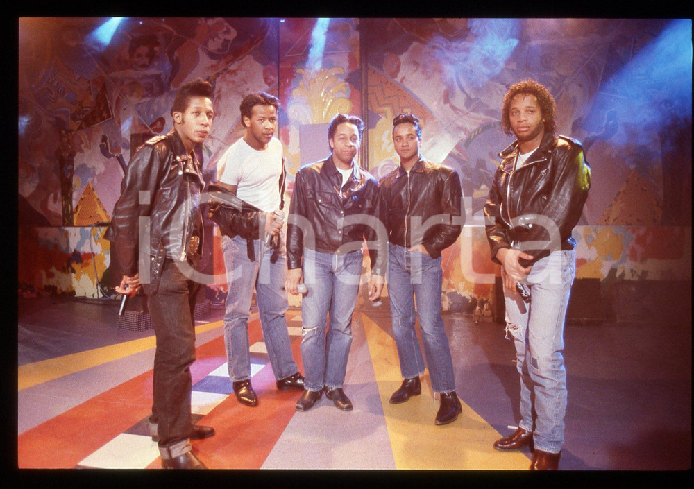 35mm vintage slide* 1990ca MUSICA Andrew BANFIELD  Aaron BROWN THE PASADENAS 8 Nella diapositiva compaiono anche Michael "Mike" Milliner, David Milliner e Hamish SeelochanDiapositiva d'epoca, in formato 35 mm. CONDIZIONI: GOODE' severamente vietata la riproduzione. Tutti i diritti sono riservati. ICharta mette in vendita, sul negozio eBay e in esclusiva sul sito "icharta" il proprio archivio composto da numerose diapositive e negativi fotografici d'epoca, tutti originali e autentici, che attraversano la storia del costume italiano tra gli la fine degli anni Sessanta e Novanta.Si tratta di uno sguardo inedito sull'attualit&agrave;, la politica, la vita quotidiana, il gossip e la cultura, che fotografa il cambiamento della nazione in quest'ultimo scorcio del XX secolo. Un'occasione unica per il mercato del collezionismo, che vede finalmente disponibile un archivio eccezionale per vastit&agrave;, tematiche e condizioni, in un settore (il negativo fotografico e la diapositiva) di assoluta novit&agrave; e dalle interessanti prospettive di investimento.  originale e autentica 1