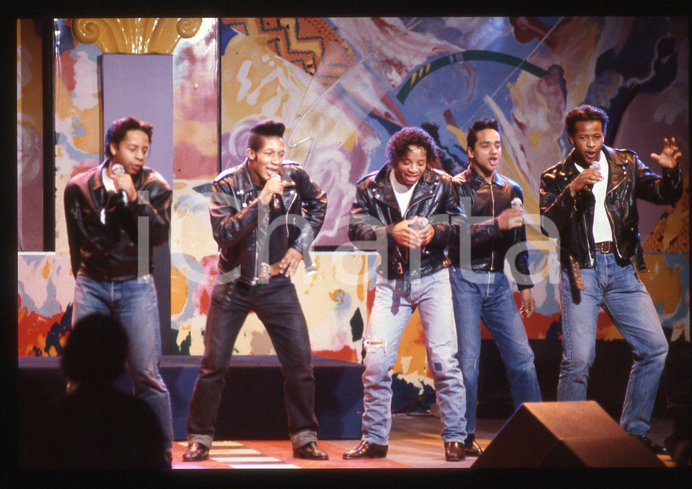 35mm vintage slide* 1990ca MUSICA Andrew BANFIELD  Aaron BROWN THE PASADENAS 9 Nella diapositiva compaiono anche Michael "Mike" Milliner, David Milliner e Hamish SeelochanDiapositiva d'epoca, in formato 35 mm. CONDIZIONI: GOODE' severamente vietata la riproduzione. Tutti i diritti sono riservati. ICharta mette in vendita, sul negozio eBay e in esclusiva sul sito "icharta" il proprio archivio composto da numerose diapositive e negativi fotografici d'epoca, tutti originali e autentici, che attraversano la storia del costume italiano tra gli la fine degli anni Sessanta e Novanta.Si tratta di uno sguardo inedito sull'attualit&agrave;, la politica, la vita quotidiana, il gossip e la cultura, che fotografa il cambiamento della nazione in quest'ultimo scorcio del XX secolo. Un'occasione unica per il mercato del collezionismo, che vede finalmente disponibile un archivio eccezionale per vastit&agrave;, tematiche e condizioni, in un settore (il negativo fotografico e la diapositiva) di assoluta novit&agrave; e dalle interessanti prospettive di investimento.  originale e autentica 1