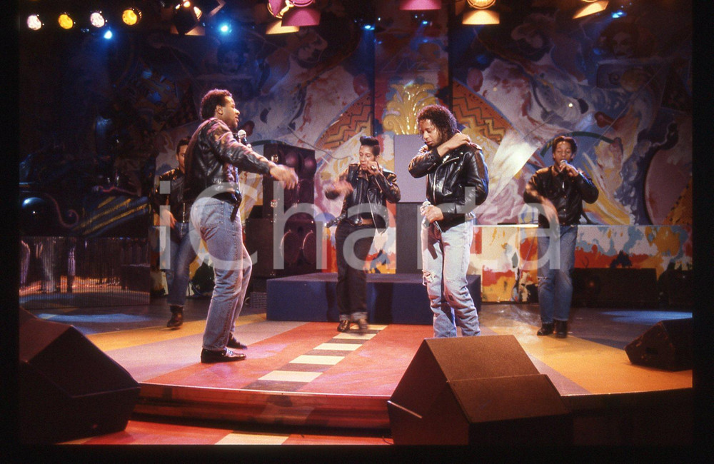 35mm vintage slide* 1990ca MUSICA Aaron BROWN THE PASADENAS in concerto (1) La bande era composta anche da Andrew Banfield, Michael "Mike" Milliner, David Milliner e Hamish SeelochanDiapositiva d'epoca, in formato 35 mm. CONDIZIONI: GOODE' severamente vietata la riproduzione. Tutti i diritti sono riservati. ICharta mette in vendita, sul negozio eBay e in esclusiva sul sito "icharta" il proprio archivio composto da numerose diapositive e negativi fotografici d'epoca, tutti originali e autentici, che attraversano la storia del costume italiano tra gli la fine degli anni Sessanta e Novanta.Si tratta di uno sguardo inedito sull'attualit&agrave;, la politica, la vita quotidiana, il gossip e la cultura, che fotografa il cambiamento della nazione in quest'ultimo scorcio del XX secolo. Un'occasione unica per il mercato del collezionismo, che vede finalmente disponibile un archivio eccezionale per vastit&agrave;, tematiche e condizioni, in un settore (il negativo fotografico e la diapositiva) di assoluta novit&agrave; e dalle interessanti prospettive di investimento.  originale e autentica 1