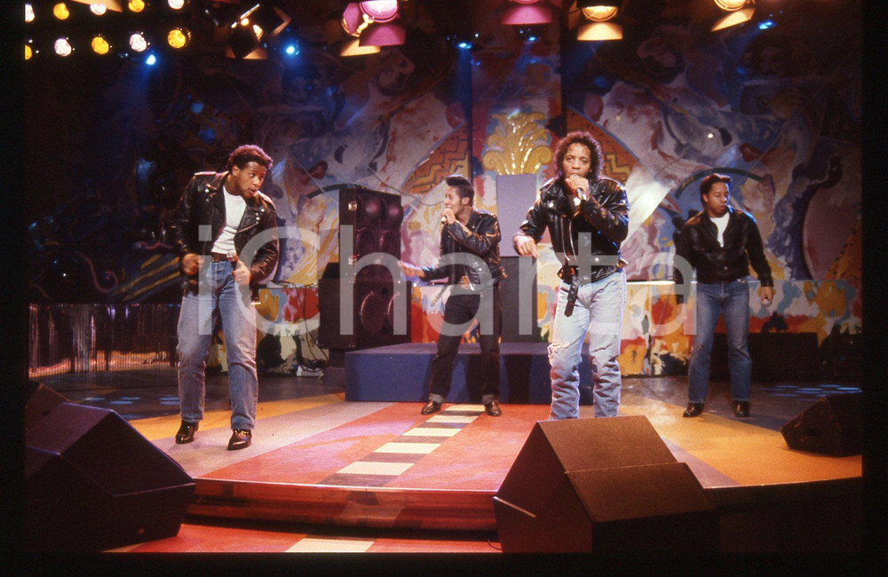35mm vintage slide* 1990ca MILANO? Band THE PASADENAS in concerto Ritratto (3) La band era composta da Aaron Brown, Andrew Banfield, Michael "Mike" Milliner, David Milliner e Hamish SeelochanDiapositiva d'epoca, in formato 35 mm. CONDIZIONI: GOODE' severamente vietata la riproduzione. Tutti i diritti sono riservati. ICharta mette in vendita, sul negozio eBay e in esclusiva sul sito "icharta" il proprio archivio composto da numerose diapositive e negativi fotografici d'epoca, tutti originali e autentici, che attraversano la storia del costume italiano tra gli la fine degli anni Sessanta e Novanta.Si tratta di uno sguardo inedito sull'attualit&agrave;, la politica, la vita quotidiana, il gossip e la cultura, che fotografa il cambiamento della nazione in quest'ultimo scorcio del XX secolo. Un'occasione unica per il mercato del collezionismo, che vede finalmente disponibile un archivio eccezionale per vastit&agrave;, tematiche e condizioni, in un settore (il negativo fotografico e la diapositiva) di assoluta novit&agrave; e dalle interessanti prospettive di investimento.  originale e autentica 1