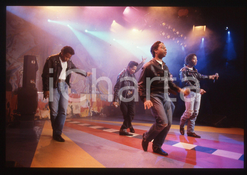 35mm vintage slide* 1990ca Milano? Band THE PASADENAS in concerto Ritratto (7) La band era composta da Aaron Brown, Andrew Banfield, Michael "Mike" Milliner, David Milliner e Hamish SeelochanDiapositiva d'epoca, in formato 35 mm. CONDIZIONI: GOODE' severamente vietata la riproduzione. Tutti i diritti sono riservati. ICharta mette in vendita, sul negozio eBay e in esclusiva sul sito "icharta" il proprio archivio composto da numerose diapositive e negativi fotografici d'epoca, tutti originali e autentici, che attraversano la storia del costume italiano tra gli la fine degli anni Sessanta e Novanta.Si tratta di uno sguardo inedito sull'attualit&agrave;, la politica, la vita quotidiana, il gossip e la cultura, che fotografa il cambiamento della nazione in quest'ultimo scorcio del XX secolo. Un'occasione unica per il mercato del collezionismo, che vede finalmente disponibile un archivio eccezionale per vastit&agrave;, tematiche e condizioni, in un settore (il negativo fotografico e la diapositiva) di assoluta novit&agrave; e dalle interessanti prospettive di investimento.  originale e autentica 1