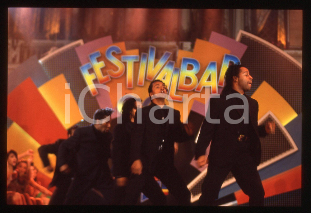 35mm vintage slide* 1990 FESTIVALBAR THE PASADENAS eseguono "Love Thing" (1) La band era composta da Aaron Brown, Andrew Banfield, Michael "Mike" Milliner, David Milliner e Hamish SeelochanDiapositiva d'epoca, in formato 35 mm. CONDIZIONI: GOODE' severamente vietata la riproduzione. Tutti i diritti sono riservati. ICharta mette in vendita, sul negozio eBay e in esclusiva sul sito "icharta" il proprio archivio composto da numerose diapositive e negativi fotografici d'epoca, tutti originali e autentici, che attraversano la storia del costume italiano tra gli la fine degli anni Sessanta e Novanta.Si tratta di uno sguardo inedito sull'attualit&agrave;, la politica, la vita quotidiana, il gossip e la cultura, che fotografa il cambiamento della nazione in quest'ultimo scorcio del XX secolo. Un'occasione unica per il mercato del collezionismo, che vede finalmente disponibile un archivio eccezionale per vastit&agrave;, tematiche e condizioni, in un settore (il negativo fotografico e la diapositiva) di assoluta novit&agrave; e dalle interessanti prospettive di investimento.  originale e autentica 1