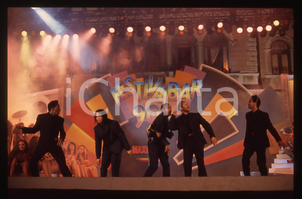 35mm vintage slide* 1990 FESTIVALBAR THE PASADENAS eseguono "Love Thing" (2) La band era composta da Aaron Brown, Andrew Banfield, Michael "Mike" Milliner, David Milliner e Hamish SeelochanDiapositiva d'epoca, in formato 35 mm. CONDIZIONI: GOODE' severamente vietata la riproduzione. Tutti i diritti sono riservati. ICharta mette in vendita, sul negozio eBay e in esclusiva sul sito "icharta" il proprio archivio composto da numerose diapositive e negativi fotografici d'epoca, tutti originali e autentici, che attraversano la storia del costume italiano tra gli la fine degli anni Sessanta e Novanta.Si tratta di uno sguardo inedito sull'attualit&agrave;, la politica, la vita quotidiana, il gossip e la cultura, che fotografa il cambiamento della nazione in quest'ultimo scorcio del XX secolo. Un'occasione unica per il mercato del collezionismo, che vede finalmente disponibile un archivio eccezionale per vastit&agrave;, tematiche e condizioni, in un settore (il negativo fotografico e la diapositiva) di assoluta novit&agrave; e dalle interessanti prospettive di investimento.  originale e autentica 1