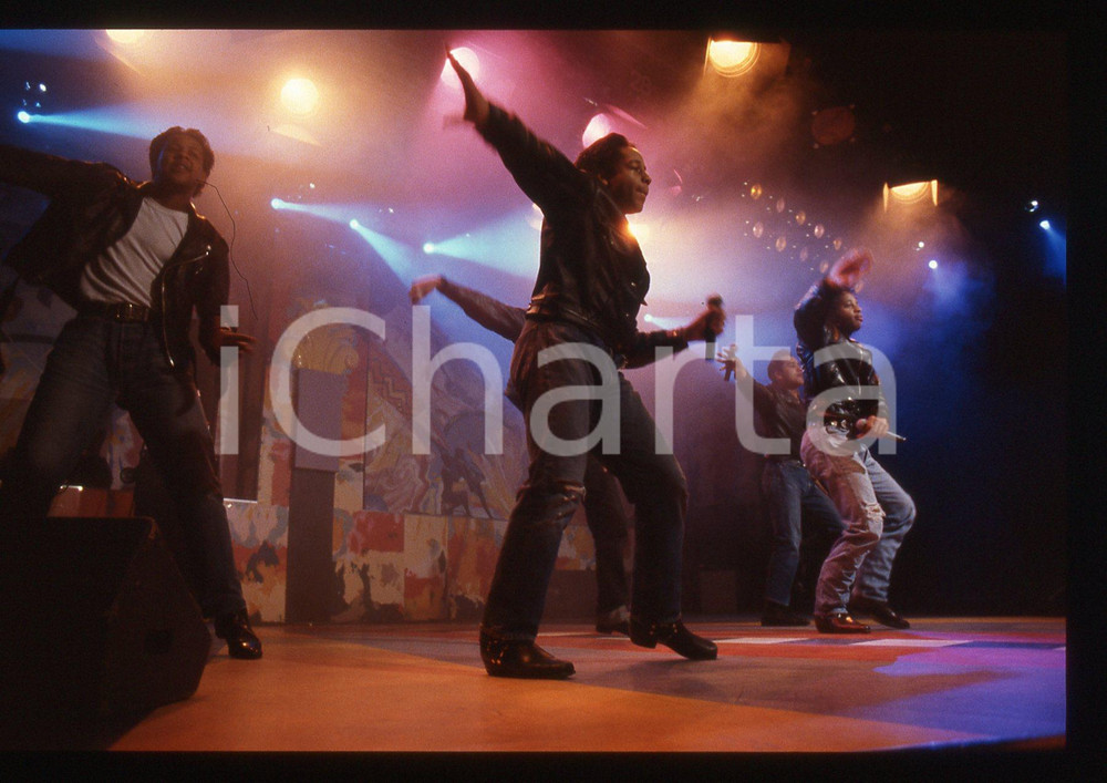 35mm vintage slide* 1990ca MUSICA THE PASADENAS Ritratto della band live (29) La band era composta da Aaron Brown, Andrew Banfield, Michael "Mike" Milliner, David Milliner e Hamish SeelochanDiapositiva d'epoca, in formato 35 mm. CONDIZIONI: GOODE' severamente vietata la riproduzione. Tutti i diritti sono riservati. ICharta mette in vendita, sul negozio eBay e in esclusiva sul sito "icharta" il proprio archivio composto da numerose diapositive e negativi fotografici d'epoca, tutti originali e autentici, che attraversano la storia del costume italiano tra gli la fine degli anni Sessanta e Novanta.Si tratta di uno sguardo inedito sull'attualit&agrave;, la politica, la vita quotidiana, il gossip e la cultura, che fotografa il cambiamento della nazione in quest'ultimo scorcio del XX secolo. Un'occasione unica per il mercato del collezionismo, che vede finalmente disponibile un archivio eccezionale per vastit&agrave;, tematiche e condizioni, in un settore (il negativo fotografico e la diapositiva) di assoluta novit&agrave; e dalle interessanti prospettive di investimento.  originale e autentica 1