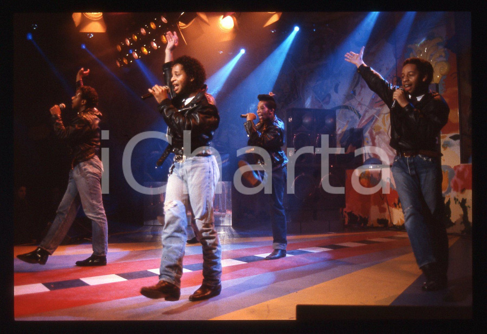 35mm vintage slide* 1990ca MUSICA THE PASADENAS Ritratto della band live (34) La band era composta da Aaron Brown, Andrew Banfield, Michael "Mike" Milliner, David Milliner e Hamish SeelochanDiapositiva d'epoca, in formato 35 mm. CONDIZIONI: GOODE' severamente vietata la riproduzione. Tutti i diritti sono riservati. ICharta mette in vendita, sul negozio eBay e in esclusiva sul sito "icharta" il proprio archivio composto da numerose diapositive e negativi fotografici d'epoca, tutti originali e autentici, che attraversano la storia del costume italiano tra gli la fine degli anni Sessanta e Novanta.Si tratta di uno sguardo inedito sull'attualit&agrave;, la politica, la vita quotidiana, il gossip e la cultura, che fotografa il cambiamento della nazione in quest'ultimo scorcio del XX secolo. Un'occasione unica per il mercato del collezionismo, che vede finalmente disponibile un archivio eccezionale per vastit&agrave;, tematiche e condizioni, in un settore (il negativo fotografico e la diapositiva) di assoluta novit&agrave; e dalle interessanti prospettive di investimento.  originale e autentica 1