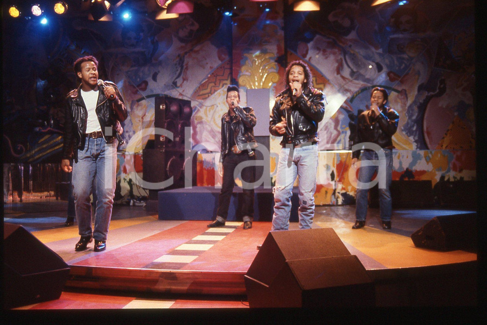 35mm vintage slide* 1990ca MUSICA THE PASADENAS Ritratto della band (38) La band era composta da Aaron Brown, Andrew Banfield, Michael "Mike" Milliner, David Milliner e Hamish SeelochanDiapositiva d'epoca, in formato 35 mm. CONDIZIONI: GOODE' severamente vietata la riproduzione. Tutti i diritti sono riservati. ICharta mette in vendita, sul negozio eBay e in esclusiva sul sito "icharta" il proprio archivio composto da numerose diapositive e negativi fotografici d'epoca, tutti originali e autentici, che attraversano la storia del costume italiano tra gli la fine degli anni Sessanta e Novanta.Si tratta di uno sguardo inedito sull'attualit&agrave;, la politica, la vita quotidiana, il gossip e la cultura, che fotografa il cambiamento della nazione in quest'ultimo scorcio del XX secolo. Un'occasione unica per il mercato del collezionismo, che vede finalmente disponibile un archivio eccezionale per vastit&agrave;, tematiche e condizioni, in un settore (il negativo fotografico e la diapositiva) di assoluta novit&agrave; e dalle interessanti prospettive di investimento.  originale e autentica 1