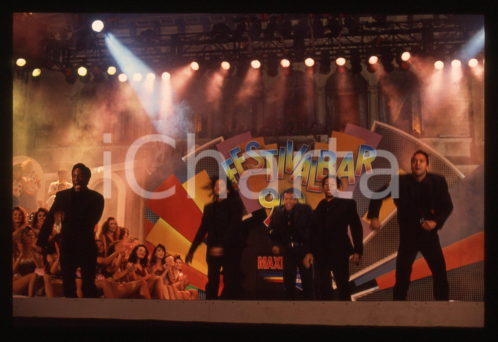 35mm vintage slide* 1990 FESTIVALBAR THE PASADENAS eseguono "Love Thing" (20) La band era composta da Aaron Brown, Andrew Banfield, Michael "Mike" Milliner, David Milliner e Hamish SeelochanDiapositiva d'epoca, in formato 35 mm. CONDIZIONI: GOODE' severamente vietata la riproduzione. Tutti i diritti sono riservati. ICharta mette in vendita, sul negozio eBay e in esclusiva sul sito "icharta" il proprio archivio composto da numerose diapositive e negativi fotografici d'epoca, tutti originali e autentici, che attraversano la storia del costume italiano tra gli la fine degli anni Sessanta e Novanta.Si tratta di uno sguardo inedito sull'attualit&agrave;, la politica, la vita quotidiana, il gossip e la cultura, che fotografa il cambiamento della nazione in quest'ultimo scorcio del XX secolo. Un'occasione unica per il mercato del collezionismo, che vede finalmente disponibile un archivio eccezionale per vastit&agrave;, tematiche e condizioni, in un settore (il negativo fotografico e la diapositiva) di assoluta novit&agrave; e dalle interessanti prospettive di investimento.  originale e autentica 1
