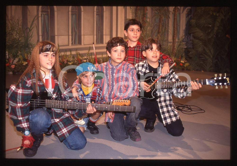 35mm vintage slide* 1994 RAI UNO LATTE ROCK La baby band a DOMENICA IN (1) La trasmissione fu trasmessa dal Casin&ograve; di Sanremo in occasione del FestivalDiapositiva d'epoca, in formato 35 mm. CONDIZIONI: GOODE' severamente vietata la riproduzione. Tutti i diritti sono riservati. ICharta mette in vendita, sul negozio eBay e in esclusiva sul sito "icharta" il proprio archivio composto da numerose diapositive e negativi fotografici d'epoca, tutti originali e autentici, che attraversano la storia del costume italiano tra gli la fine degli anni Sessanta e Novanta.Si tratta di uno sguardo inedito sull'attualit&agrave;, la politica, la vita quotidiana, il gossip e la cultura, che fotografa il cambiamento della nazione in quest'ultimo scorcio del XX secolo. Un'occasione unica per il mercato del collezionismo, che vede finalmente disponibile un archivio eccezionale per vastit&agrave;, tematiche e condizioni, in un settore (il negativo fotografico e la diapositiva) di assoluta novit&agrave; e dalle interessanti prospettive di investimento.  originale e autentica 1