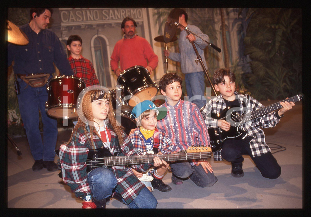 35mm vintage slide* 1994 RAI UNO LATTE ROCK La baby band a DOMENICA IN (6) La trasmissione fu trasmessa dal Casin&ograve; di Sanremo in occasione del FestivalDiapositiva d'epoca, in formato 35 mm. CONDIZIONI: GOODE' severamente vietata la riproduzione. Tutti i diritti sono riservati. ICharta mette in vendita, sul negozio eBay e in esclusiva sul sito "icharta" il proprio archivio composto da numerose diapositive e negativi fotografici d'epoca, tutti originali e autentici, che attraversano la storia del costume italiano tra gli la fine degli anni Sessanta e Novanta.Si tratta di uno sguardo inedito sull'attualit&agrave;, la politica, la vita quotidiana, il gossip e la cultura, che fotografa il cambiamento della nazione in quest'ultimo scorcio del XX secolo. Un'occasione unica per il mercato del collezionismo, che vede finalmente disponibile un archivio eccezionale per vastit&agrave;, tematiche e condizioni, in un settore (il negativo fotografico e la diapositiva) di assoluta novit&agrave; e dalle interessanti prospettive di investimento.  originale e autentica 1