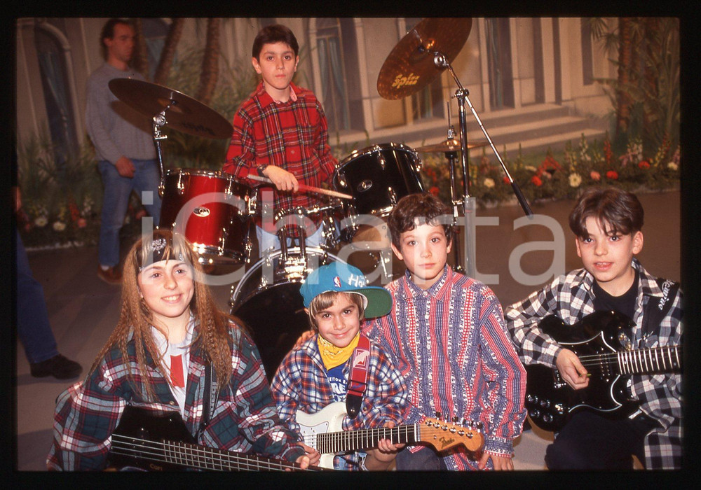 35mm vintage slide* 1994 RAI UNO LATTE ROCK La baby band a DOMENICA IN (7) La trasmissione fu trasmessa dal Casin&ograve; di Sanremo in occasione del FestivalDiapositiva d'epoca, in formato 35 mm. CONDIZIONI: GOODE' severamente vietata la riproduzione. Tutti i diritti sono riservati. ICharta mette in vendita, sul negozio eBay e in esclusiva sul sito "icharta" il proprio archivio composto da numerose diapositive e negativi fotografici d'epoca, tutti originali e autentici, che attraversano la storia del costume italiano tra gli la fine degli anni Sessanta e Novanta.Si tratta di uno sguardo inedito sull'attualit&agrave;, la politica, la vita quotidiana, il gossip e la cultura, che fotografa il cambiamento della nazione in quest'ultimo scorcio del XX secolo. Un'occasione unica per il mercato del collezionismo, che vede finalmente disponibile un archivio eccezionale per vastit&agrave;, tematiche e condizioni, in un settore (il negativo fotografico e la diapositiva) di assoluta novit&agrave; e dalle interessanti prospettive di investimento.  originale e autentica 1