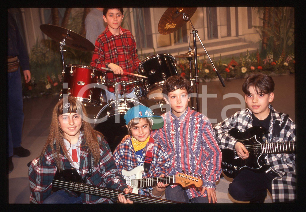 35mm vintage slide* 1994 RAI UNO LATTE ROCK La baby band a DOMENICA IN (8) La trasmissione fu trasmessa dal Casin&ograve; di Sanremo in occasione del FestivalDiapositiva d'epoca, in formato 35 mm. CONDIZIONI: GOODE' severamente vietata la riproduzione. Tutti i diritti sono riservati. ICharta mette in vendita, sul negozio eBay e in esclusiva sul sito "icharta" il proprio archivio composto da numerose diapositive e negativi fotografici d'epoca, tutti originali e autentici, che attraversano la storia del costume italiano tra gli la fine degli anni Sessanta e Novanta.Si tratta di uno sguardo inedito sull'attualit&agrave;, la politica, la vita quotidiana, il gossip e la cultura, che fotografa il cambiamento della nazione in quest'ultimo scorcio del XX secolo. Un'occasione unica per il mercato del collezionismo, che vede finalmente disponibile un archivio eccezionale per vastit&agrave;, tematiche e condizioni, in un settore (il negativo fotografico e la diapositiva) di assoluta novit&agrave; e dalle interessanti prospettive di investimento.  originale e autentica 1