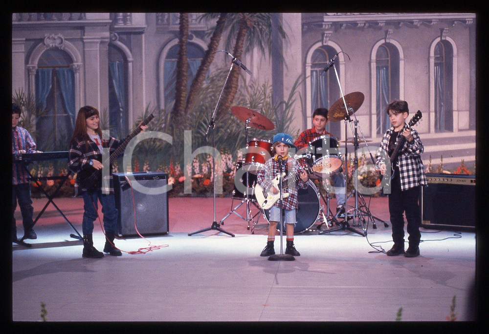 35mm vintage slide* 1994 RAI UNO LATTE ROCK La baby band a DOMENICA IN (9) La trasmissione fu trasmessa dal Casin&ograve; di Sanremo in occasione del FestivalDiapositiva d'epoca, in formato 35 mm. CONDIZIONI: GOODE' severamente vietata la riproduzione. Tutti i diritti sono riservati. ICharta mette in vendita, sul negozio eBay e in esclusiva sul sito "icharta" il proprio archivio composto da numerose diapositive e negativi fotografici d'epoca, tutti originali e autentici, che attraversano la storia del costume italiano tra gli la fine degli anni Sessanta e Novanta.Si tratta di uno sguardo inedito sull'attualit&agrave;, la politica, la vita quotidiana, il gossip e la cultura, che fotografa il cambiamento della nazione in quest'ultimo scorcio del XX secolo. Un'occasione unica per il mercato del collezionismo, che vede finalmente disponibile un archivio eccezionale per vastit&agrave;, tematiche e condizioni, in un settore (il negativo fotografico e la diapositiva) di assoluta novit&agrave; e dalle interessanti prospettive di investimento.  originale e autentica 1