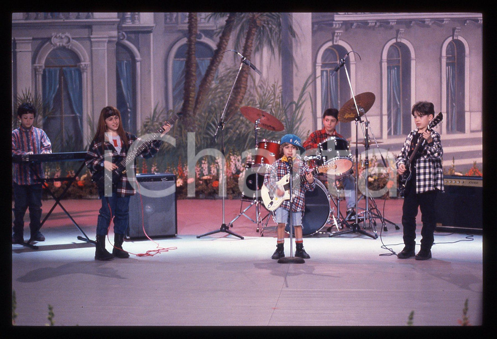 35mm vintage slide* 1994 RAI UNO LATTE ROCK La baby band a DOMENICA IN (10) La trasmissione fu trasmessa dal Casin&ograve; di Sanremo in occasione del FestivalDiapositiva d'epoca, in formato 35 mm. CONDIZIONI: GOODE' severamente vietata la riproduzione. Tutti i diritti sono riservati. ICharta mette in vendita, sul negozio eBay e in esclusiva sul sito "icharta" il proprio archivio composto da numerose diapositive e negativi fotografici d'epoca, tutti originali e autentici, che attraversano la storia del costume italiano tra gli la fine degli anni Sessanta e Novanta.Si tratta di uno sguardo inedito sull'attualit&agrave;, la politica, la vita quotidiana, il gossip e la cultura, che fotografa il cambiamento della nazione in quest'ultimo scorcio del XX secolo. Un'occasione unica per il mercato del collezionismo, che vede finalmente disponibile un archivio eccezionale per vastit&agrave;, tematiche e condizioni, in un settore (il negativo fotografico e la diapositiva) di assoluta novit&agrave; e dalle interessanti prospettive di investimento.  originale e autentica 1