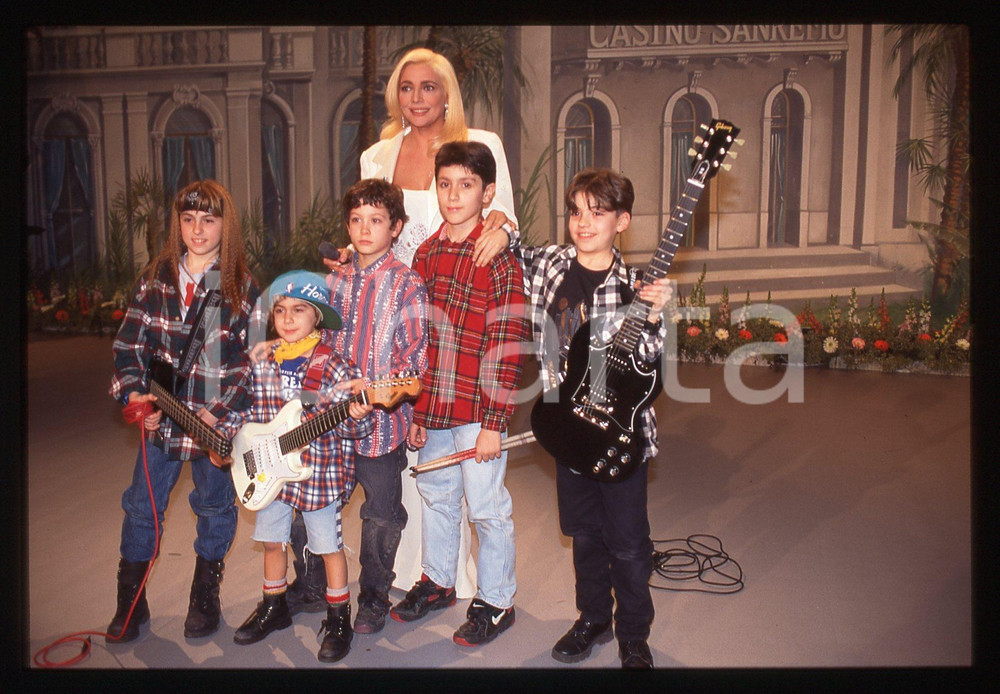35mm vintage slide* 1994 SANREMO Mara VENIER e i LATTE ROCK Baby band (1) La trasmissione fu trasmessa dal Casin&ograve; in occasione del Festival su RAI 1Diapositiva d'epoca, in formato 35 mm. CONDIZIONI: GOODE' severamente vietata la riproduzione. Tutti i diritti sono riservati. ICharta mette in vendita, sul negozio eBay e in esclusiva sul sito "icharta" il proprio archivio composto da numerose diapositive e negativi fotografici d'epoca, tutti originali e autentici, che attraversano la storia del costume italiano tra gli la fine degli anni Sessanta e Novanta.Si tratta di uno sguardo inedito sull'attualit&agrave;, la politica, la vita quotidiana, il gossip e la cultura, che fotografa il cambiamento della nazione in quest'ultimo scorcio del XX secolo. Un'occasione unica per il mercato del collezionismo, che vede finalmente disponibile un archivio eccezionale per vastit&agrave;, tematiche e condizioni, in un settore (il negativo fotografico e la diapositiva) di assoluta novit&agrave; e dalle interessanti prospettive di investimento.  originale e autentica 1