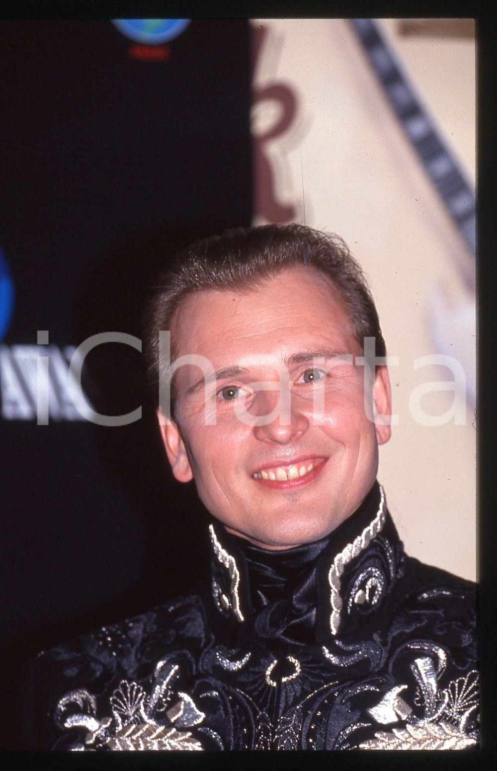 35mm vintage slide* 1994 MONACO Alexander MALININ ai WORLD MUSIC AWARDS (1) Diapositiva d'epoca, in formato 35 mm. CONDIZIONI: GOODE' severamente vietata la riproduzione. Tutti i diritti sono riservati. ICharta mette in vendita, sul negozio eBay e in esclusiva sul sito "icharta" il proprio archivio composto da numerose diapositive e negativi fotografici d'epoca, tutti originali e autentici, che attraversano la storia del costume italiano tra gli la fine degli anni Sessanta e Novanta.Si tratta di uno sguardo inedito sull'attualit&agrave;, la politica, la vita quotidiana, il gossip e la cultura, che fotografa il cambiamento della nazione in quest'ultimo scorcio del XX secolo. Un'occasione unica per il mercato del collezionismo, che vede finalmente disponibile un archivio eccezionale per vastit&agrave;, tematiche e condizioni, in un settore (il negativo fotografico e la diapositiva) di assoluta novit&agrave; e dalle interessanti prospettive di investimento.  originale e autentica 1