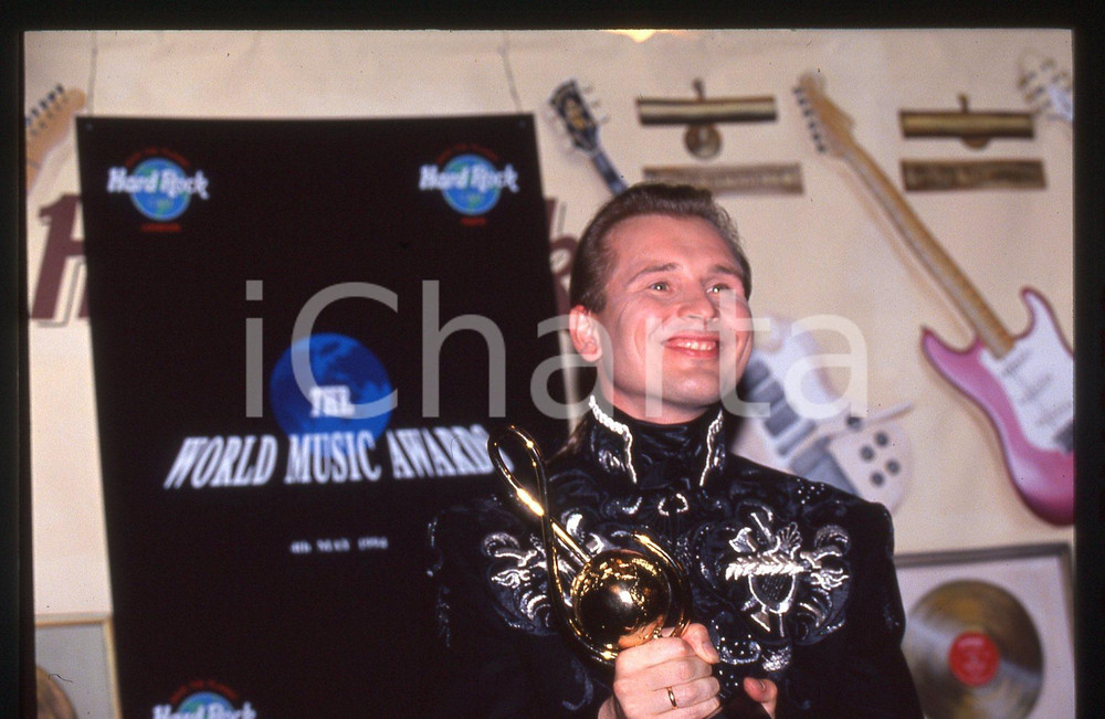 35mm vintage slide* 1994 MONACO Alexander MALININ ai WORLD MUSIC AWARDS (2) Diapositiva d'epoca, in formato 35 mm. CONDIZIONI: GOODE' severamente vietata la riproduzione. Tutti i diritti sono riservati. ICharta mette in vendita, sul negozio eBay e in esclusiva sul sito "icharta" il proprio archivio composto da numerose diapositive e negativi fotografici d'epoca, tutti originali e autentici, che attraversano la storia del costume italiano tra gli la fine degli anni Sessanta e Novanta.Si tratta di uno sguardo inedito sull'attualit&agrave;, la politica, la vita quotidiana, il gossip e la cultura, che fotografa il cambiamento della nazione in quest'ultimo scorcio del XX secolo. Un'occasione unica per il mercato del collezionismo, che vede finalmente disponibile un archivio eccezionale per vastit&agrave;, tematiche e condizioni, in un settore (il negativo fotografico e la diapositiva) di assoluta novit&agrave; e dalle interessanti prospettive di investimento.  originale e autentica 1