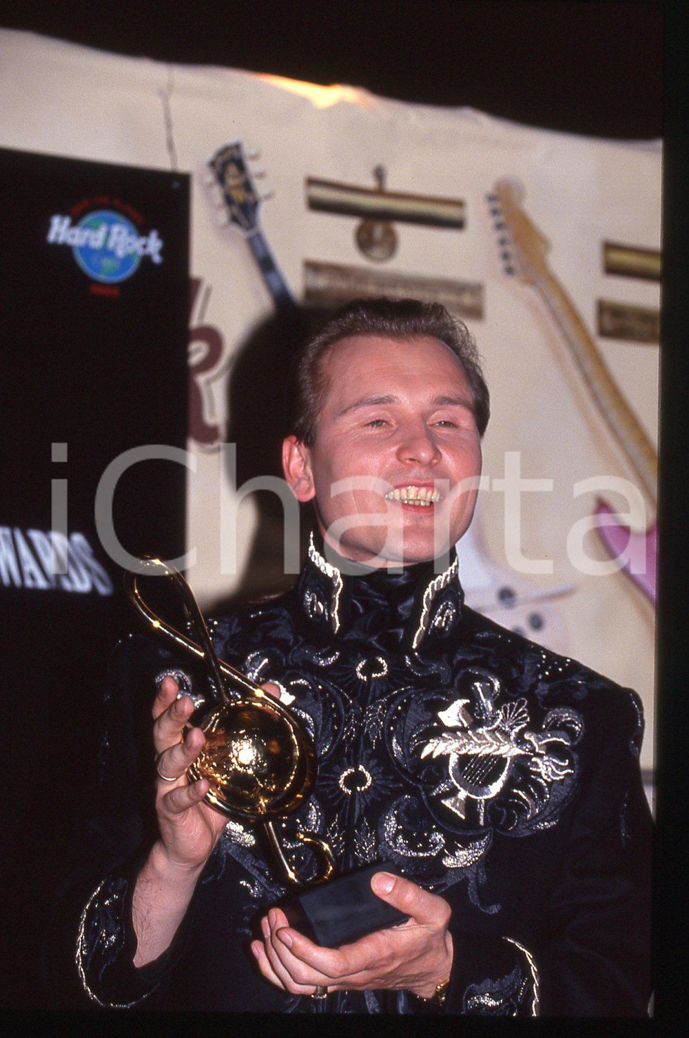 35mm vintage slide* 1994 MONACO Alexander MALININ ai WORLD MUSIC AWARDS (4) Diapositiva d'epoca, in formato 35 mm. CONDIZIONI: GOODE' severamente vietata la riproduzione. Tutti i diritti sono riservati. ICharta mette in vendita, sul negozio eBay e in esclusiva sul sito "icharta" il proprio archivio composto da numerose diapositive e negativi fotografici d'epoca, tutti originali e autentici, che attraversano la storia del costume italiano tra gli la fine degli anni Sessanta e Novanta.Si tratta di uno sguardo inedito sull'attualit&agrave;, la politica, la vita quotidiana, il gossip e la cultura, che fotografa il cambiamento della nazione in quest'ultimo scorcio del XX secolo. Un'occasione unica per il mercato del collezionismo, che vede finalmente disponibile un archivio eccezionale per vastit&agrave;, tematiche e condizioni, in un settore (il negativo fotografico e la diapositiva) di assoluta novit&agrave; e dalle interessanti prospettive di investimento.  originale e autentica 1