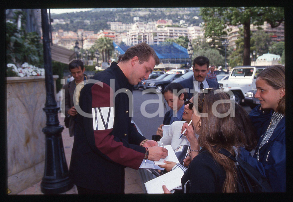 35mm vintage slide* 1994 MONACO Alexander MALININ firma autografi ai fan La diapositiva &egrave; stata scattata in occasione dei World Music AwardsDiapositiva d'epoca, in formato 35 mm. CONDIZIONI: GOODE' severamente vietata la riproduzione. Tutti i diritti sono riservati. ICharta mette in vendita, sul negozio eBay e in esclusiva sul sito "icharta" il proprio archivio composto da numerose diapositive e negativi fotografici d'epoca, tutti originali e autentici, che attraversano la storia del costume italiano tra gli la fine degli anni Sessanta e Novanta.Si tratta di uno sguardo inedito sull'attualit&agrave;, la politica, la vita quotidiana, il gossip e la cultura, che fotografa il cambiamento della nazione in quest'ultimo scorcio del XX secolo. Un'occasione unica per il mercato del collezionismo, che vede finalmente disponibile un archivio eccezionale per vastit&agrave;, tematiche e condizioni, in un settore (il negativo fotografico e la diapositiva) di assoluta novit&agrave; e dalle interessanti prospettive di investimento.  originale e autentica 1