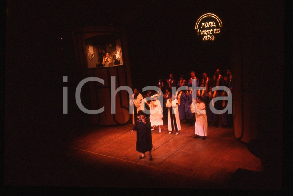 35mm vintage slide*1987 VENEZIA Musical MAMA I WANT TO SING! Teatro La Fenice 1 La diapositiva si riferisce ad una scena del MusicalDiapositiva d'epoca, in formato 35 mm. CONDIZIONI: GOODE' severamente vietata la riproduzione. Tutti i diritti sono riservati. ICharta mette in vendita, sul negozio eBay e in esclusiva sul sito "icharta" il proprio archivio composto da numerose diapositive e negativi fotografici d'epoca, tutti originali e autentici, che attraversano la storia del costume italiano tra gli la fine degli anni Sessanta e Novanta.Si tratta di uno sguardo inedito sull'attualit&agrave;, la politica, la vita quotidiana, il gossip e la cultura, che fotografa il cambiamento della nazione in quest'ultimo scorcio del XX secolo. Un'occasione unica per il mercato del collezionismo, che vede finalmente disponibile un archivio eccezionale per vastit&agrave;, tematiche e condizioni, in un settore (il negativo fotografico e la diapositiva) di assoluta novit&agrave; e dalle interessanti prospettive di investimento.  originale e autentica 1