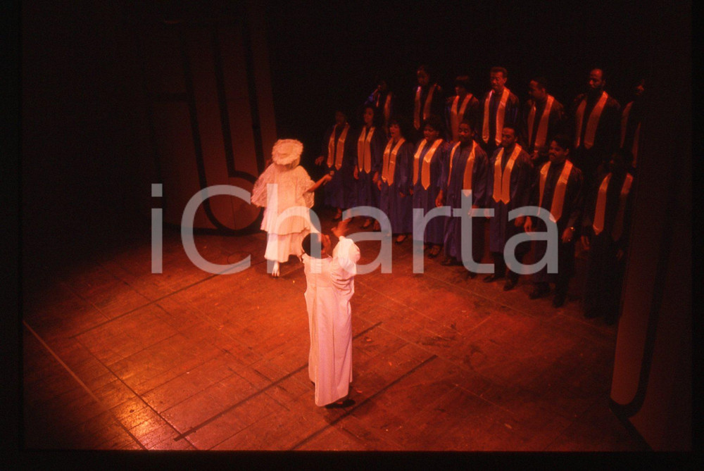 35mm vintage slide*1987 VENEZIA Musical MAMA I WANT TO SING! Teatro La Fenice 10 La diapositiva si riferisce ad una scena del MusicalDiapositiva d'epoca, in formato 35 mm. CONDIZIONI: GOODE' severamente vietata la riproduzione. Tutti i diritti sono riservati. ICharta mette in vendita, sul negozio eBay e in esclusiva sul sito "icharta" il proprio archivio composto da numerose diapositive e negativi fotografici d'epoca, tutti originali e autentici, che attraversano la storia del costume italiano tra gli la fine degli anni Sessanta e Novanta.Si tratta di uno sguardo inedito sull'attualit&agrave;, la politica, la vita quotidiana, il gossip e la cultura, che fotografa il cambiamento della nazione in quest'ultimo scorcio del XX secolo. Un'occasione unica per il mercato del collezionismo, che vede finalmente disponibile un archivio eccezionale per vastit&agrave;, tematiche e condizioni, in un settore (il negativo fotografico e la diapositiva) di assoluta novit&agrave; e dalle interessanti prospettive di investimento.  originale e autentica 1