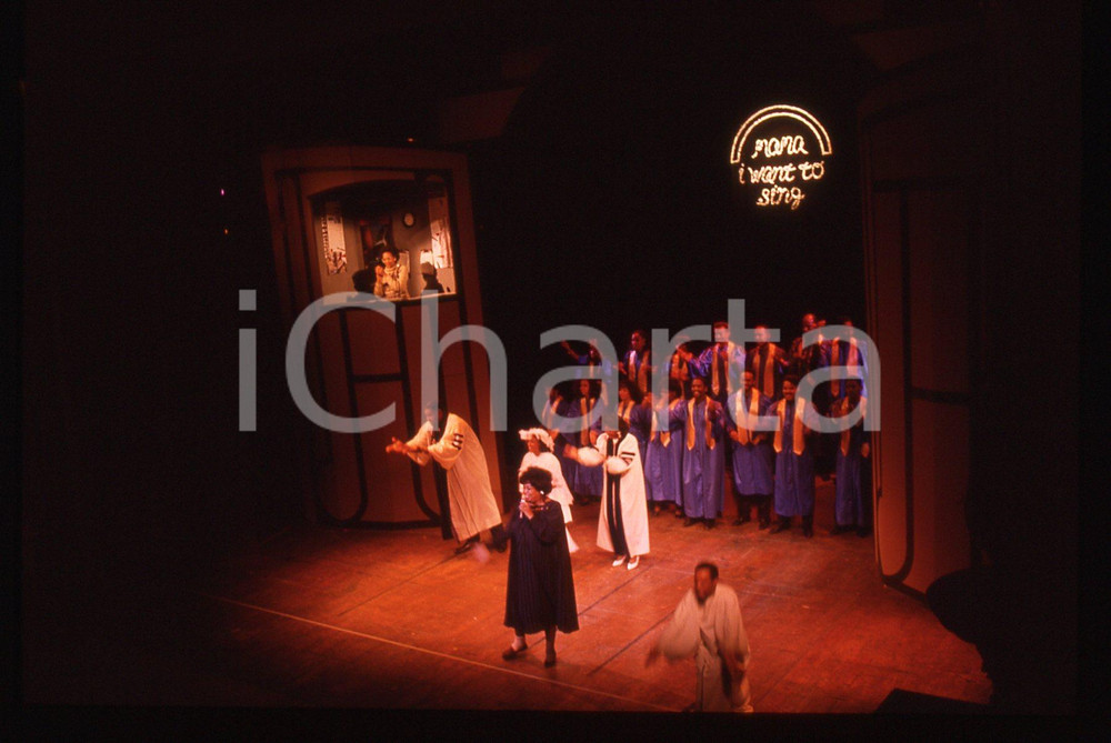 35mm vintage slide*1987 VENEZIA Musical MAMA I WANT TO SING! Teatro La Fenice 12 La diapositiva si riferisce ad una scena del MusicalDiapositiva d'epoca, in formato 35 mm. CONDIZIONI: GOODE' severamente vietata la riproduzione. Tutti i diritti sono riservati. ICharta mette in vendita, sul negozio eBay e in esclusiva sul sito "icharta" il proprio archivio composto da numerose diapositive e negativi fotografici d'epoca, tutti originali e autentici, che attraversano la storia del costume italiano tra gli la fine degli anni Sessanta e Novanta.Si tratta di uno sguardo inedito sull'attualit&agrave;, la politica, la vita quotidiana, il gossip e la cultura, che fotografa il cambiamento della nazione in quest'ultimo scorcio del XX secolo. Un'occasione unica per il mercato del collezionismo, che vede finalmente disponibile un archivio eccezionale per vastit&agrave;, tematiche e condizioni, in un settore (il negativo fotografico e la diapositiva) di assoluta novit&agrave; e dalle interessanti prospettive di investimento.  originale e autentica 1