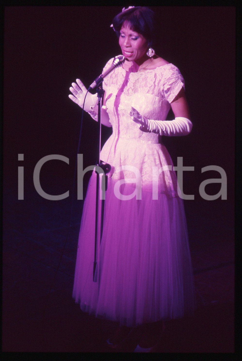 35mm vintage slide*1987 VENEZIA Musical MAMA I WANT TO SING! Teatro La Fenice 17 La diapositiva si riferisce ad una scena del MusicalDiapositiva d'epoca, in formato 35 mm. CONDIZIONI: GOODE' severamente vietata la riproduzione. Tutti i diritti sono riservati. ICharta mette in vendita, sul negozio eBay e in esclusiva sul sito "icharta" il proprio archivio composto da numerose diapositive e negativi fotografici d'epoca, tutti originali e autentici, che attraversano la storia del costume italiano tra gli la fine degli anni Sessanta e Novanta.Si tratta di uno sguardo inedito sull'attualit&agrave;, la politica, la vita quotidiana, il gossip e la cultura, che fotografa il cambiamento della nazione in quest'ultimo scorcio del XX secolo. Un'occasione unica per il mercato del collezionismo, che vede finalmente disponibile un archivio eccezionale per vastit&agrave;, tematiche e condizioni, in un settore (il negativo fotografico e la diapositiva) di assoluta novit&agrave; e dalle interessanti prospettive di investimento.  originale e autentica 1