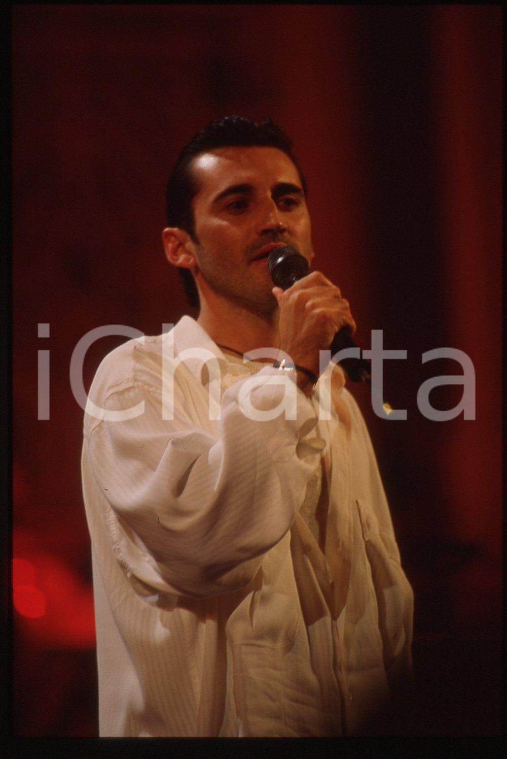 35mm vintage slide* 1993 SANREMO GIOVANI Stefano PIERONI al Teatro Ariston (1) Diapositiva d'epoca, in formato 35 mm. CONDIZIONI: GOODE' severamente vietata la riproduzione. Tutti i diritti sono riservati. ICharta mette in vendita, sul negozio eBay e in esclusiva sul sito "icharta" il proprio archivio composto da numerose diapositive e negativi fotografici d'epoca, tutti originali e autentici, che attraversano la storia del costume italiano tra gli la fine degli anni Sessanta e Novanta.Si tratta di uno sguardo inedito sull'attualit&agrave;, la politica, la vita quotidiana, il gossip e la cultura, che fotografa il cambiamento della nazione in quest'ultimo scorcio del XX secolo. Un'occasione unica per il mercato del collezionismo, che vede finalmente disponibile un archivio eccezionale per vastit&agrave;, tematiche e condizioni, in un settore (il negativo fotografico e la diapositiva) di assoluta novit&agrave; e dalle interessanti prospettive di investimento.  originale e autentica 1