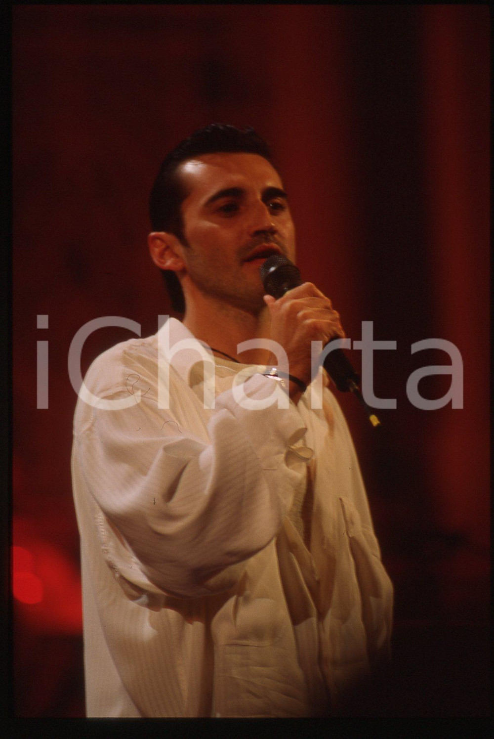 35mm vintage slide* 1993 SANREMO GIOVANI Stefano PIERONI al Teatro Ariston (5) Diapositiva d'epoca, in formato 35 mm. CONDIZIONI: GOODE' severamente vietata la riproduzione. Tutti i diritti sono riservati. ICharta mette in vendita, sul negozio eBay e in esclusiva sul sito "icharta" il proprio archivio composto da numerose diapositive e negativi fotografici d'epoca, tutti originali e autentici, che attraversano la storia del costume italiano tra gli la fine degli anni Sessanta e Novanta.Si tratta di uno sguardo inedito sull'attualit&agrave;, la politica, la vita quotidiana, il gossip e la cultura, che fotografa il cambiamento della nazione in quest'ultimo scorcio del XX secolo. Un'occasione unica per il mercato del collezionismo, che vede finalmente disponibile un archivio eccezionale per vastit&agrave;, tematiche e condizioni, in un settore (il negativo fotografico e la diapositiva) di assoluta novit&agrave; e dalle interessanti prospettive di investimento.  originale e autentica 1