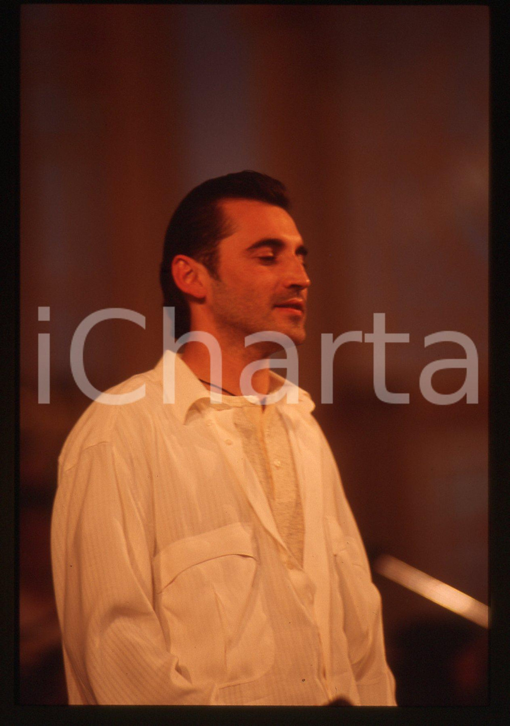 35mm vintage slide* 1993 SANREMO GIOVANI Stefano PIERONI al Teatro Ariston (6) Diapositiva d'epoca, in formato 35 mm. CONDIZIONI: GOODE' severamente vietata la riproduzione. Tutti i diritti sono riservati. ICharta mette in vendita, sul negozio eBay e in esclusiva sul sito "icharta" il proprio archivio composto da numerose diapositive e negativi fotografici d'epoca, tutti originali e autentici, che attraversano la storia del costume italiano tra gli la fine degli anni Sessanta e Novanta.Si tratta di uno sguardo inedito sull'attualit&agrave;, la politica, la vita quotidiana, il gossip e la cultura, che fotografa il cambiamento della nazione in quest'ultimo scorcio del XX secolo. Un'occasione unica per il mercato del collezionismo, che vede finalmente disponibile un archivio eccezionale per vastit&agrave;, tematiche e condizioni, in un settore (il negativo fotografico e la diapositiva) di assoluta novit&agrave; e dalle interessanti prospettive di investimento.  originale e autentica 1