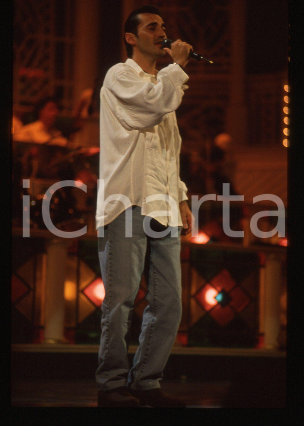 35mm vintage slide* 1993 SANREMO GIOVANI Stefano PIERONI al Teatro Ariston (7) Diapositiva d'epoca, in formato 35 mm. CONDIZIONI: GOODE' severamente vietata la riproduzione. Tutti i diritti sono riservati. ICharta mette in vendita, sul negozio eBay e in esclusiva sul sito "icharta" il proprio archivio composto da numerose diapositive e negativi fotografici d'epoca, tutti originali e autentici, che attraversano la storia del costume italiano tra gli la fine degli anni Sessanta e Novanta.Si tratta di uno sguardo inedito sull'attualit&agrave;, la politica, la vita quotidiana, il gossip e la cultura, che fotografa il cambiamento della nazione in quest'ultimo scorcio del XX secolo. Un'occasione unica per il mercato del collezionismo, che vede finalmente disponibile un archivio eccezionale per vastit&agrave;, tematiche e condizioni, in un settore (il negativo fotografico e la diapositiva) di assoluta novit&agrave; e dalle interessanti prospettive di investimento.  originale e autentica 1