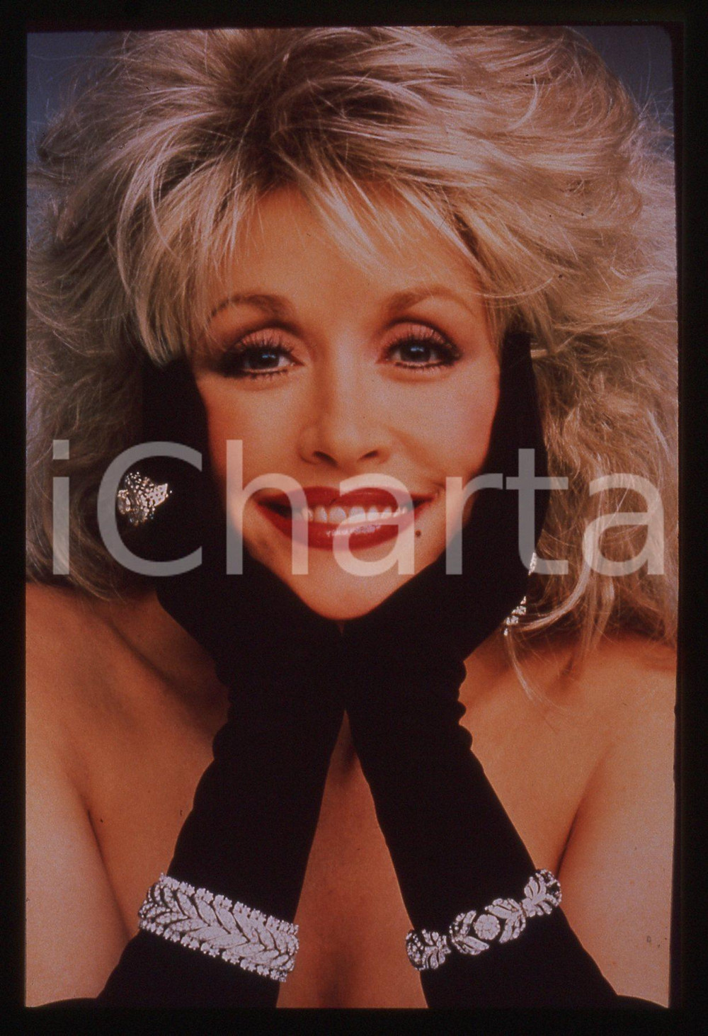 35mm vintage slide* 1985ca MUSICA COUNTRY Dolly PARTON Ritratto cantante (3) Diapositiva d'epoca, in formato 35 mm. CONDIZIONI: GOODE' severamente vietata la riproduzione. Tutti i diritti sono riservati. ICharta mette in vendita, sul negozio eBay e in esclusiva sul sito "icharta" il proprio archivio composto da numerose diapositive e negativi fotografici d'epoca, tutti originali e autentici, che attraversano la storia del costume italiano tra gli la fine degli anni Sessanta e Novanta.Si tratta di uno sguardo inedito sull'attualit&agrave;, la politica, la vita quotidiana, il gossip e la cultura, che fotografa il cambiamento della nazione in quest'ultimo scorcio del XX secolo. Un'occasione unica per il mercato del collezionismo, che vede finalmente disponibile un archivio eccezionale per vastit&agrave;, tematiche e condizioni, in un settore (il negativo fotografico e la diapositiva) di assoluta novit&agrave; e dalle interessanti prospettive di investimento.  originale e autentica 1