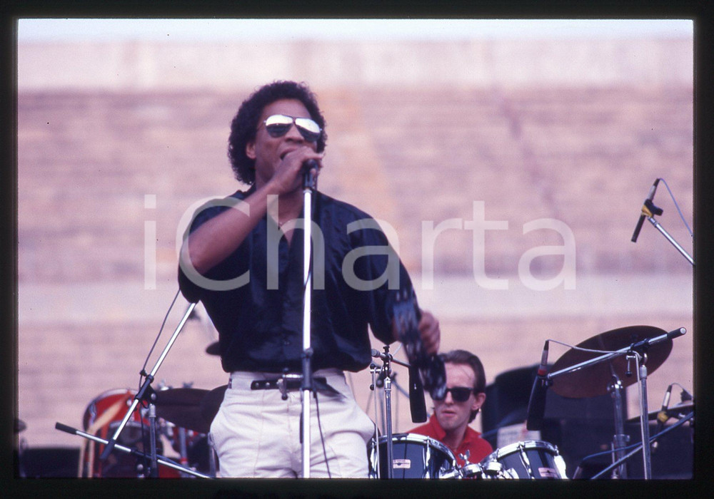 35mm vintage slide* 1986 MILANO Jimmy HELMS Topper HEADON allo Stadio Meazza 2 Diapositiva d'epoca, in formato 35 mm. CONDIZIONI: GOODE' severamente vietata la riproduzione. Tutti i diritti sono riservati. ICharta mette in vendita, sul negozio eBay e in esclusiva sul sito "icharta" il proprio archivio composto da numerose diapositive e negativi fotografici d'epoca, tutti originali e autentici, che attraversano la storia del costume italiano tra gli la fine degli anni Sessanta e Novanta.Si tratta di uno sguardo inedito sull'attualit&agrave;, la politica, la vita quotidiana, il gossip e la cultura, che fotografa il cambiamento della nazione in quest'ultimo scorcio del XX secolo. Un'occasione unica per il mercato del collezionismo, che vede finalmente disponibile un archivio eccezionale per vastit&agrave;, tematiche e condizioni, in un settore (il negativo fotografico e la diapositiva) di assoluta novit&agrave; e dalle interessanti prospettive di investimento.  originale e autentica 1