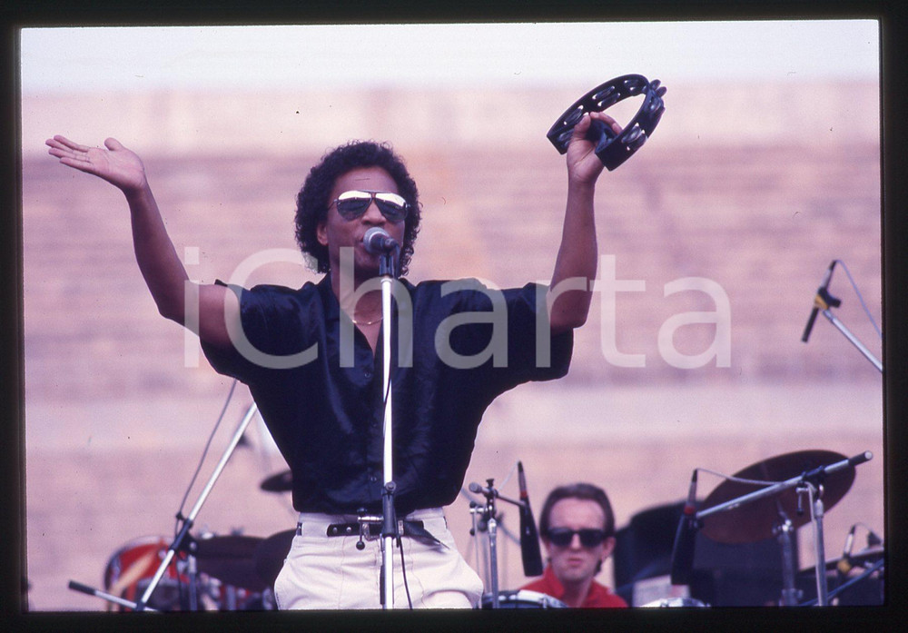 35mm vintage slide* 1986 MILANO Jimmy HELMS Topper HEADON allo Stadio Meazza 3 Diapositiva d'epoca, in formato 35 mm. CONDIZIONI: GOODE' severamente vietata la riproduzione. Tutti i diritti sono riservati. ICharta mette in vendita, sul negozio eBay e in esclusiva sul sito "icharta" il proprio archivio composto da numerose diapositive e negativi fotografici d'epoca, tutti originali e autentici, che attraversano la storia del costume italiano tra gli la fine degli anni Sessanta e Novanta.Si tratta di uno sguardo inedito sull'attualit&agrave;, la politica, la vita quotidiana, il gossip e la cultura, che fotografa il cambiamento della nazione in quest'ultimo scorcio del XX secolo. Un'occasione unica per il mercato del collezionismo, che vede finalmente disponibile un archivio eccezionale per vastit&agrave;, tematiche e condizioni, in un settore (il negativo fotografico e la diapositiva) di assoluta novit&agrave; e dalle interessanti prospettive di investimento.  originale e autentica 1