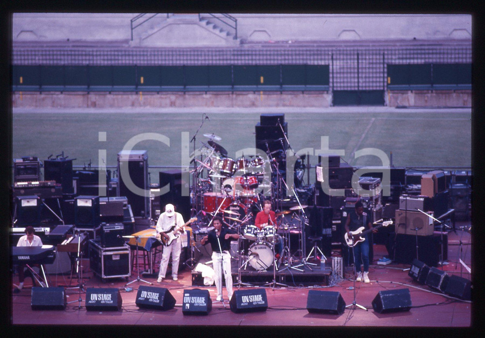 35mm vintage slide* 1986 MILANO Jimmy HELMS Topper HEADON allo Stadio Meazza 4 Diapositiva d'epoca, in formato 35 mm. CONDIZIONI: GOODE' severamente vietata la riproduzione. Tutti i diritti sono riservati. ICharta mette in vendita, sul negozio eBay e in esclusiva sul sito "icharta" il proprio archivio composto da numerose diapositive e negativi fotografici d'epoca, tutti originali e autentici, che attraversano la storia del costume italiano tra gli la fine degli anni Sessanta e Novanta.Si tratta di uno sguardo inedito sull'attualit&agrave;, la politica, la vita quotidiana, il gossip e la cultura, che fotografa il cambiamento della nazione in quest'ultimo scorcio del XX secolo. Un'occasione unica per il mercato del collezionismo, che vede finalmente disponibile un archivio eccezionale per vastit&agrave;, tematiche e condizioni, in un settore (il negativo fotografico e la diapositiva) di assoluta novit&agrave; e dalle interessanti prospettive di investimento.  originale e autentica 1