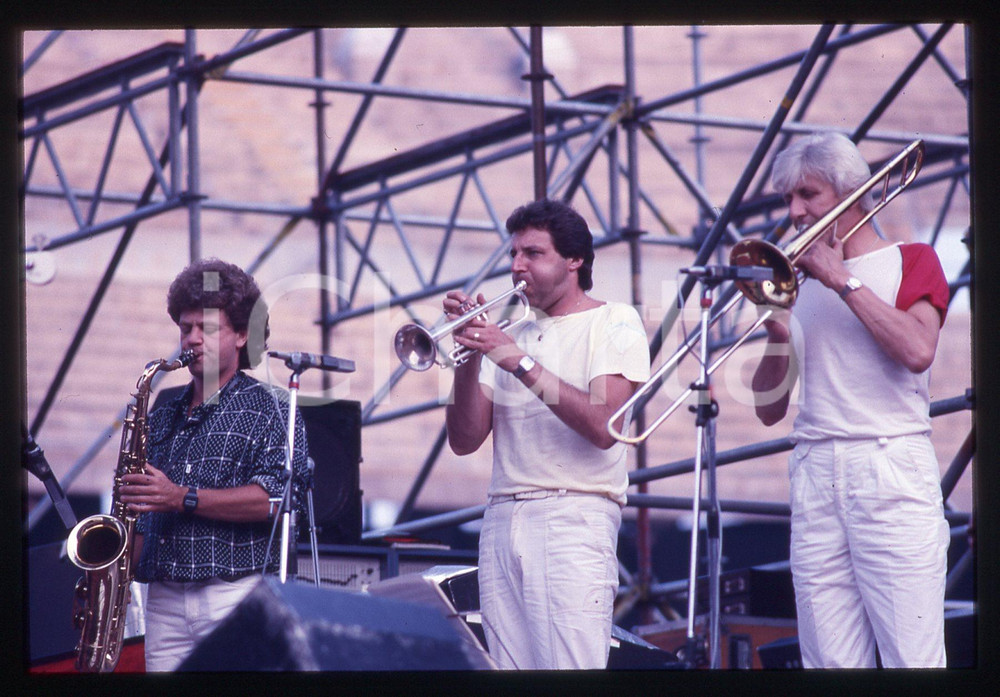 35mm vintage slide* 1986 MILANO Sezione fiati di Topper HEADON Stadio Meazza 1 Diapositiva d'epoca, in formato 35 mm. CONDIZIONI: GOODE' severamente vietata la riproduzione. Tutti i diritti sono riservati. ICharta mette in vendita, sul negozio eBay e in esclusiva sul sito "icharta" il proprio archivio composto da numerose diapositive e negativi fotografici d'epoca, tutti originali e autentici, che attraversano la storia del costume italiano tra gli la fine degli anni Sessanta e Novanta.Si tratta di uno sguardo inedito sull'attualit&agrave;, la politica, la vita quotidiana, il gossip e la cultura, che fotografa il cambiamento della nazione in quest'ultimo scorcio del XX secolo. Un'occasione unica per il mercato del collezionismo, che vede finalmente disponibile un archivio eccezionale per vastit&agrave;, tematiche e condizioni, in un settore (il negativo fotografico e la diapositiva) di assoluta novit&agrave; e dalle interessanti prospettive di investimento.  originale e autentica 1