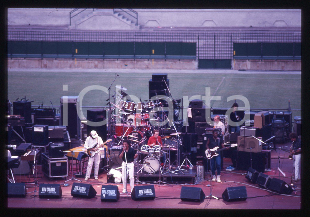 35mm vintage slide* 1986 MILANO Jimmy HELMS Topper HEADON allo Stadio Meazza 5 Diapositiva d'epoca, in formato 35 mm. CONDIZIONI: GOODE' severamente vietata la riproduzione. Tutti i diritti sono riservati. ICharta mette in vendita, sul negozio eBay e in esclusiva sul sito "icharta" il proprio archivio composto da numerose diapositive e negativi fotografici d'epoca, tutti originali e autentici, che attraversano la storia del costume italiano tra gli la fine degli anni Sessanta e Novanta.Si tratta di uno sguardo inedito sull'attualit&agrave;, la politica, la vita quotidiana, il gossip e la cultura, che fotografa il cambiamento della nazione in quest'ultimo scorcio del XX secolo. Un'occasione unica per il mercato del collezionismo, che vede finalmente disponibile un archivio eccezionale per vastit&agrave;, tematiche e condizioni, in un settore (il negativo fotografico e la diapositiva) di assoluta novit&agrave; e dalle interessanti prospettive di investimento.  originale e autentica 1