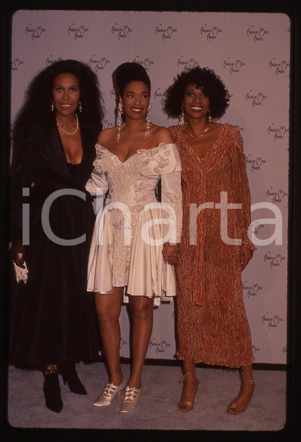 35mm vintage slide*1991 AMERICAN MUSIC AWARDS Ruth June Anita POINTER SISTERS 2 Nella diapositiva compare anche June PointerDiapositiva d'epoca, in formato 35 mm. CONDIZIONI: GOODE' severamente vietata la riproduzione. Tutti i diritti sono riservati.Nella diapositiva ICharta mette in vendita, sul negozio eBay e in esclusiva sul sito "icharta" il proprio archivio composto da numerose diapositive e negativi fotografici d'epoca, tutti originali e autentici, che attraversano la storia del costume italiano tra gli la fine degli anni Sessanta e Novanta.Si tratta di uno sguardo inedito sull'attualit&agrave;, la politica, la vita quotidiana, il gossip e la cultura, che fotografa il cambiamento della nazione in quest'ultimo scorcio del XX secolo. Un'occasione unica per il mercato del collezionismo, che vede finalmente disponibile un archivio eccezionale per vastit&agrave;, tematiche e condizioni, in un settore (il negativo fotografico e la diapositiva) di assoluta novit&agrave; e dalle interessanti prospettive di investimento.  originale e autentica 1