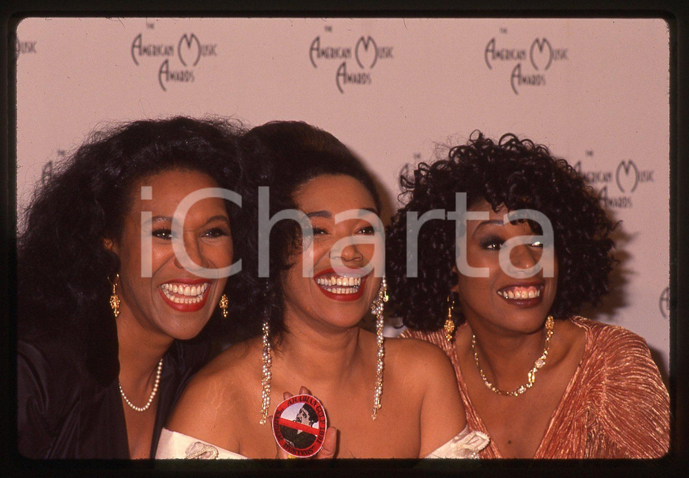 35mm vintage slide*1991 AMERICAN MUSIC AWARDS Ruth June Anita POINTER SISTERS 3 Nella diapositiva compare anche June PointerDiapositiva d'epoca, in formato 35 mm. CONDIZIONI: GOODE' severamente vietata la riproduzione. Tutti i diritti sono riservati.Nella diapositiva ICharta mette in vendita, sul negozio eBay e in esclusiva sul sito "icharta" il proprio archivio composto da numerose diapositive e negativi fotografici d'epoca, tutti originali e autentici, che attraversano la storia del costume italiano tra gli la fine degli anni Sessanta e Novanta.Si tratta di uno sguardo inedito sull'attualit&agrave;, la politica, la vita quotidiana, il gossip e la cultura, che fotografa il cambiamento della nazione in quest'ultimo scorcio del XX secolo. Un'occasione unica per il mercato del collezionismo, che vede finalmente disponibile un archivio eccezionale per vastit&agrave;, tematiche e condizioni, in un settore (il negativo fotografico e la diapositiva) di assoluta novit&agrave; e dalle interessanti prospettive di investimento.  originale e autentica 1